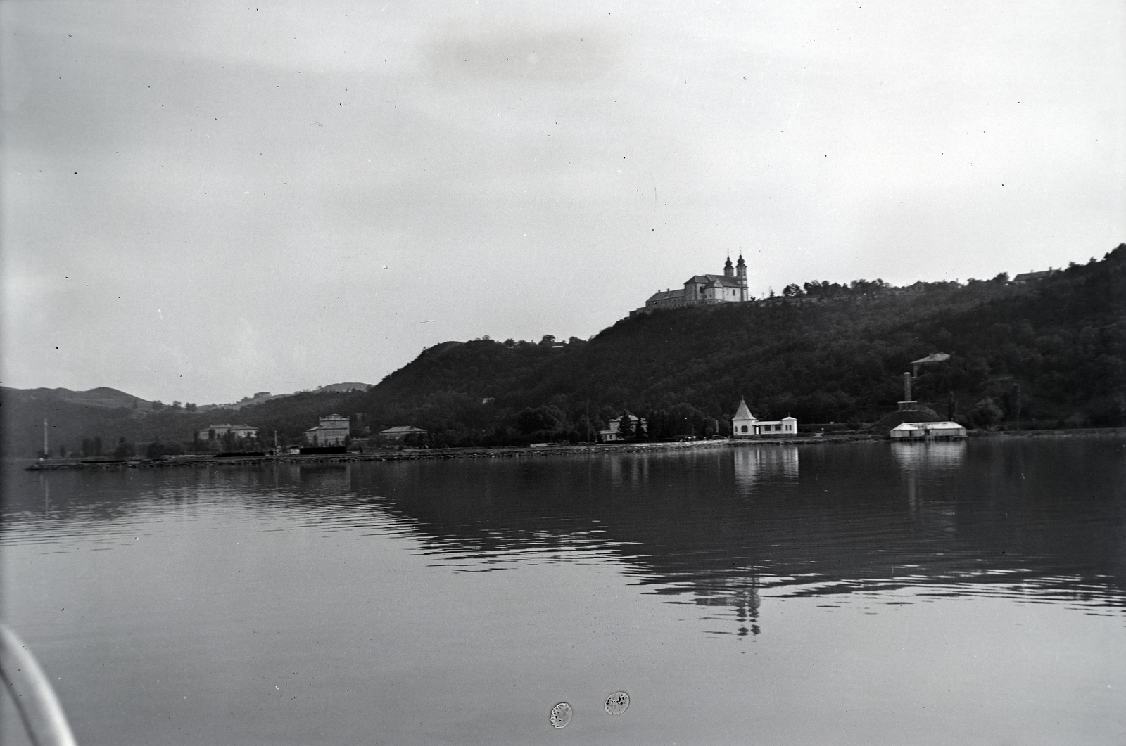 Hungary,Lake Balaton, szemben a Tihanyi-félsziget, előtérben a hajóállomás, fenn a Bencés Apátság, 1941, Sattler Katalin, Fortepan #146327