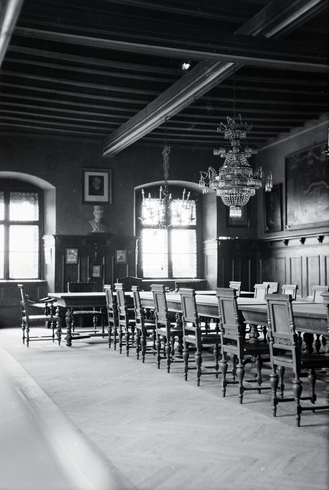 Slovakia, Levoča, Városháza, tanácsterem., 1941, Sattler Katalin, interior, chandelier, bust, Fortepan #146336