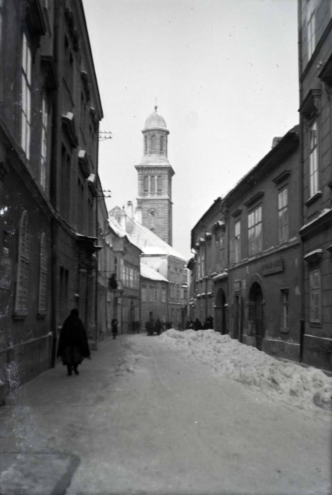 Hungary, Sopron, Templom utca, háttérben az evangélikus templom tornya., 1943, Sattler Katalin, Fortepan #146340