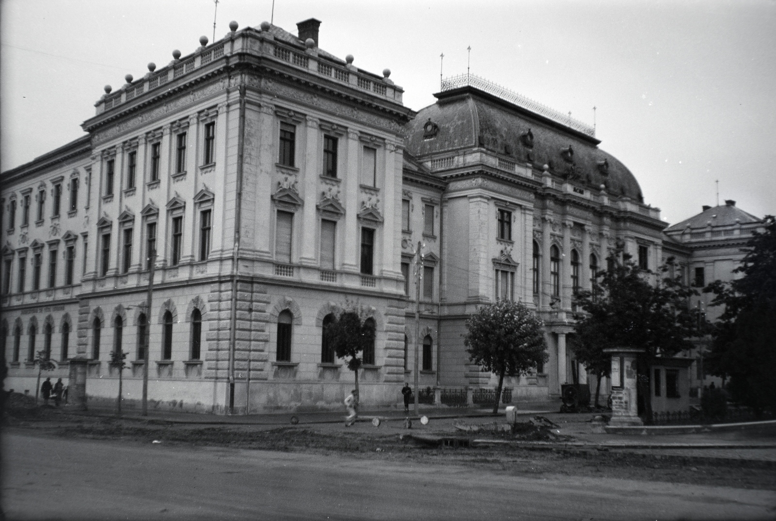 Romania,Transylvania, Cluj-Napoca, Bocskai tér (Piata Avram Iancu), balra a Honvéd utca (Calea Dorobanţilor), szemben az Igazságügyi Palota., 1940, Sattler Katalin, Fortepan #146342