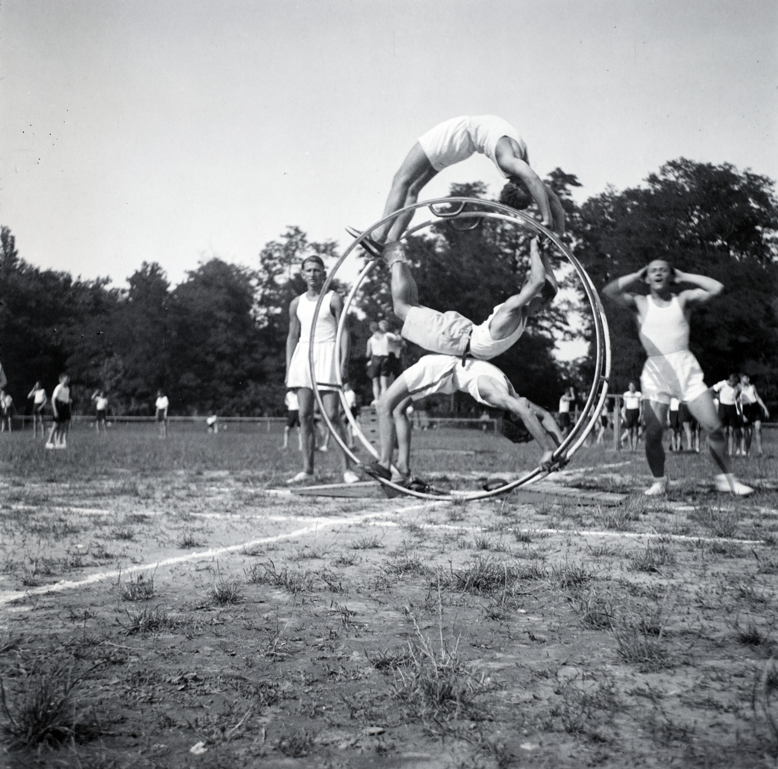 Hungary, Tahitótfalu, a Budapesten működő német birodalmi iskola sportrendezvénye a Pokol csárda melletti sportpályán., 1939, Sattler Katalin, wheel gymnastics, devil's wheel, Fortepan #146351