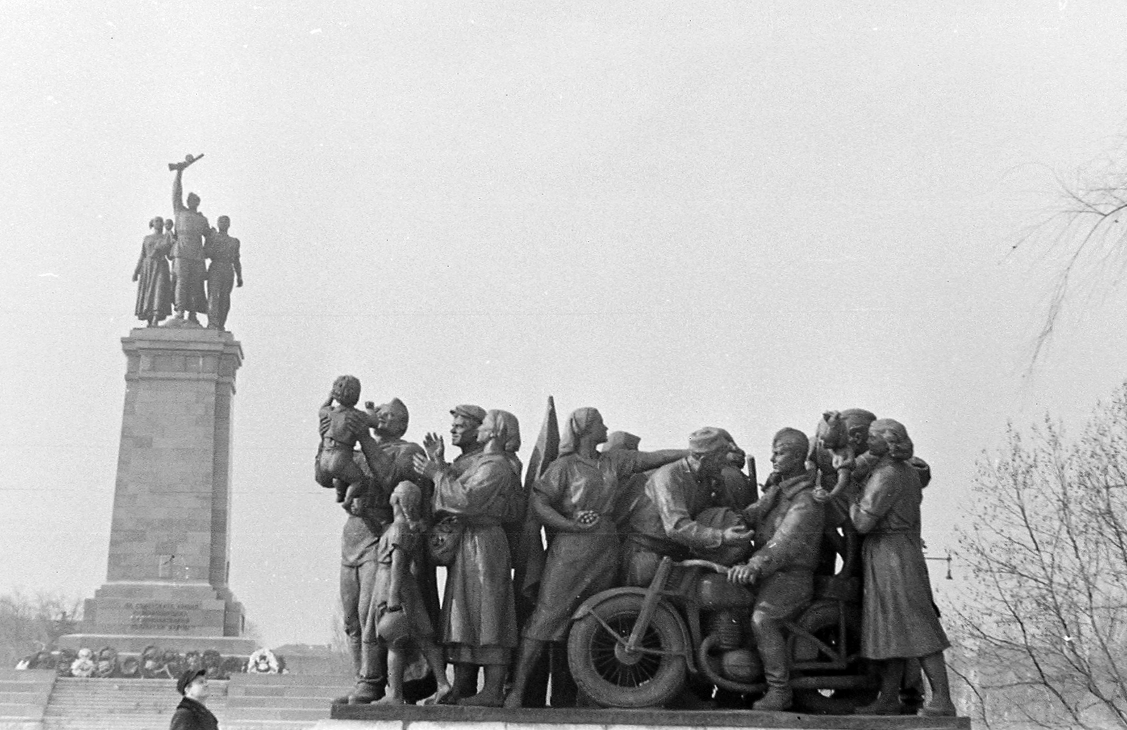 Bulgaria, Sofia, szovjet katonai emlékmű., 1959, Szent-tamási Mihály, Soviet memorial, sculpture, sculptural group, motorcycle, Fortepan #14638