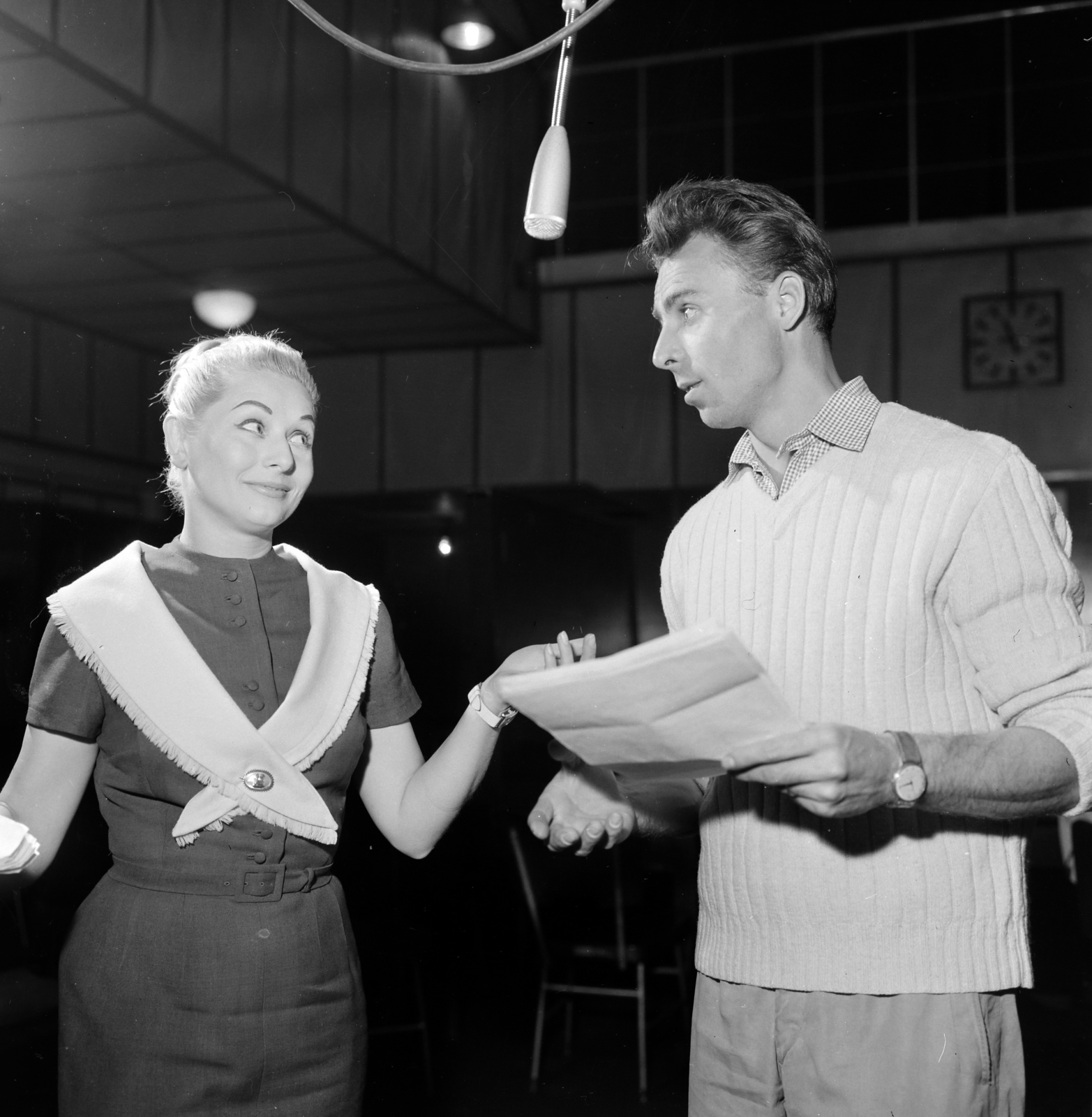 Hungary, Budapest VIII., a Magyar Rádió 1-es stúdiója, Upton Sinclair Kutató Sámuel című regényéből készült rádióváltozat felvételekor. Gombos Katalin és Bay Gyula színművészek., 1959, Szalay Zoltán, Budapest, Hungarian Radio, Fortepan #146392