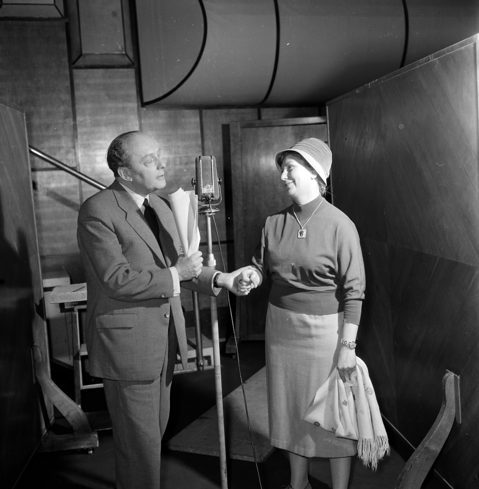 Hungary, Budapest VIII., a Magyar Rádió 14-es stúdiója, Kolozsvári Grandpierre Emil Az ünneprontó című rádiójátékának felvétele. Ráday Imre és Komlós Juci színművészek., 1960, Szalay Zoltán, microphone, Budapest, Hungarian Radio, microphone stand, Fortepan #146404