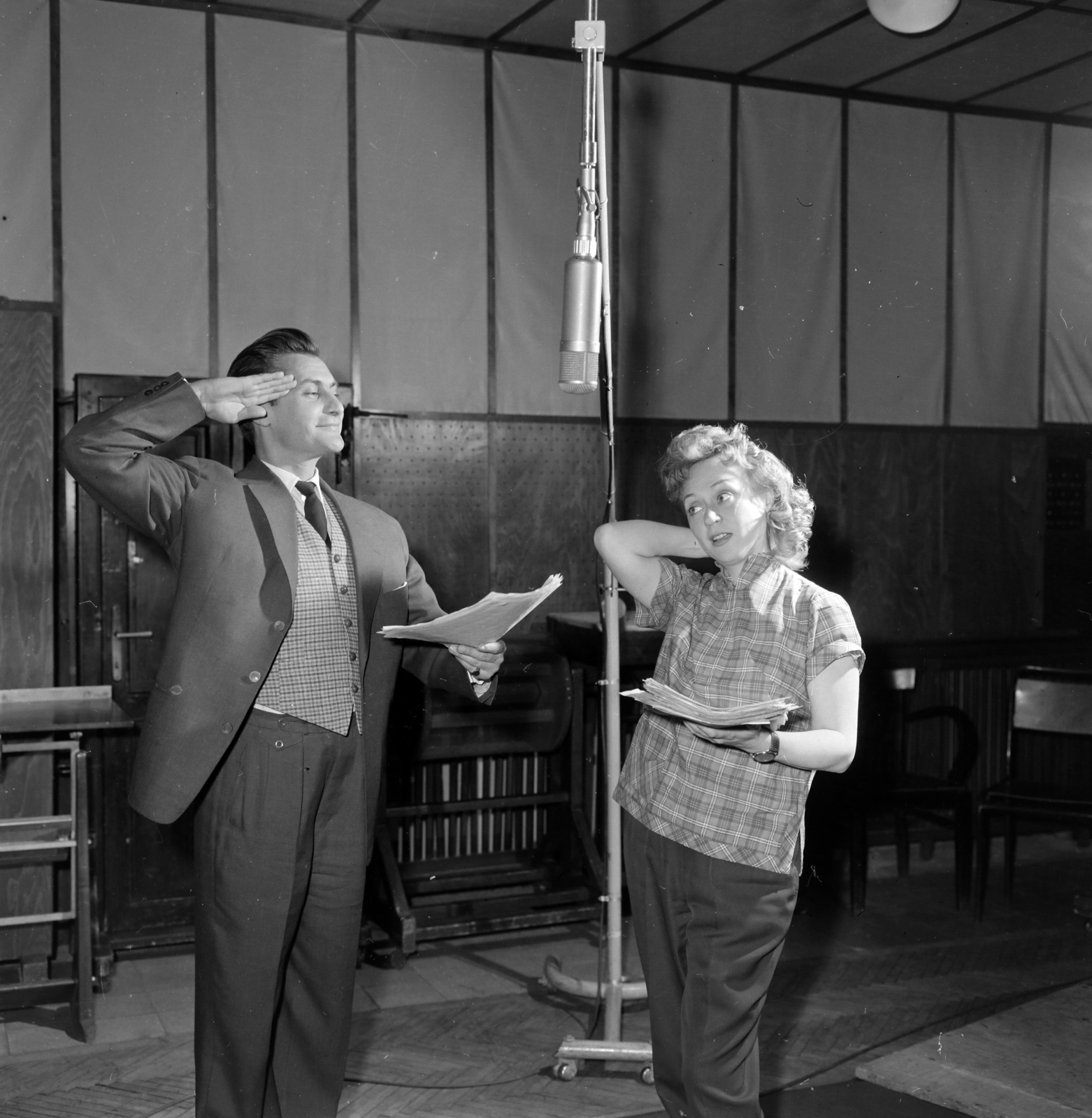 Hungary, Budapest VIII., a Magyar Rádió stúdiója Békés István Szabad szívek című daljátékának felvételekor. Agárdy Gábor és Bánki Zsuzsa színművészek., 1960, Szalay Zoltán, microphone, salute, Budapest, Hungarian Radio, microphone stand, Fortepan #146406