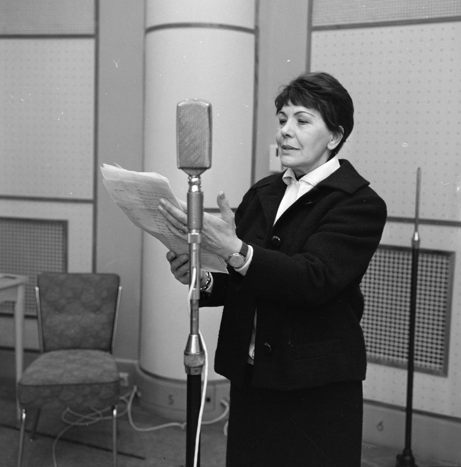 Hungary, Budapest VIII., a Magyar Rádió stúdiója, Tőkés Anna színművésznő., 1961, Szalay Zoltán, microphone, Budapest, Hungarian Radio, microphone stand, Fortepan #146408