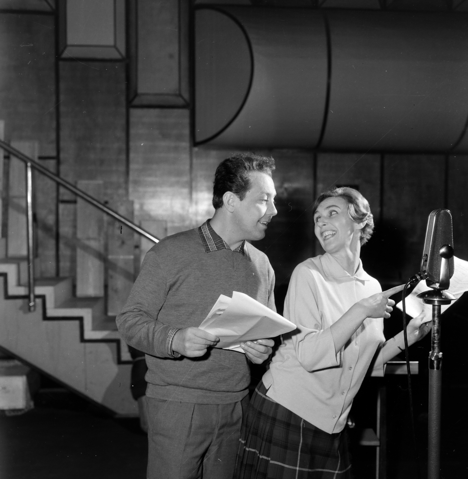 Hungary, Budapest VIII., a Magyar Rádió 14-es stúdiója, Voltaire: Candide című műve rádiójáték változatának felvételén. Kállai Ferenc és Psota Irén színművészek., 1960, Szalay Zoltán, Budapest, Hungarian Radio, Fortepan #146489