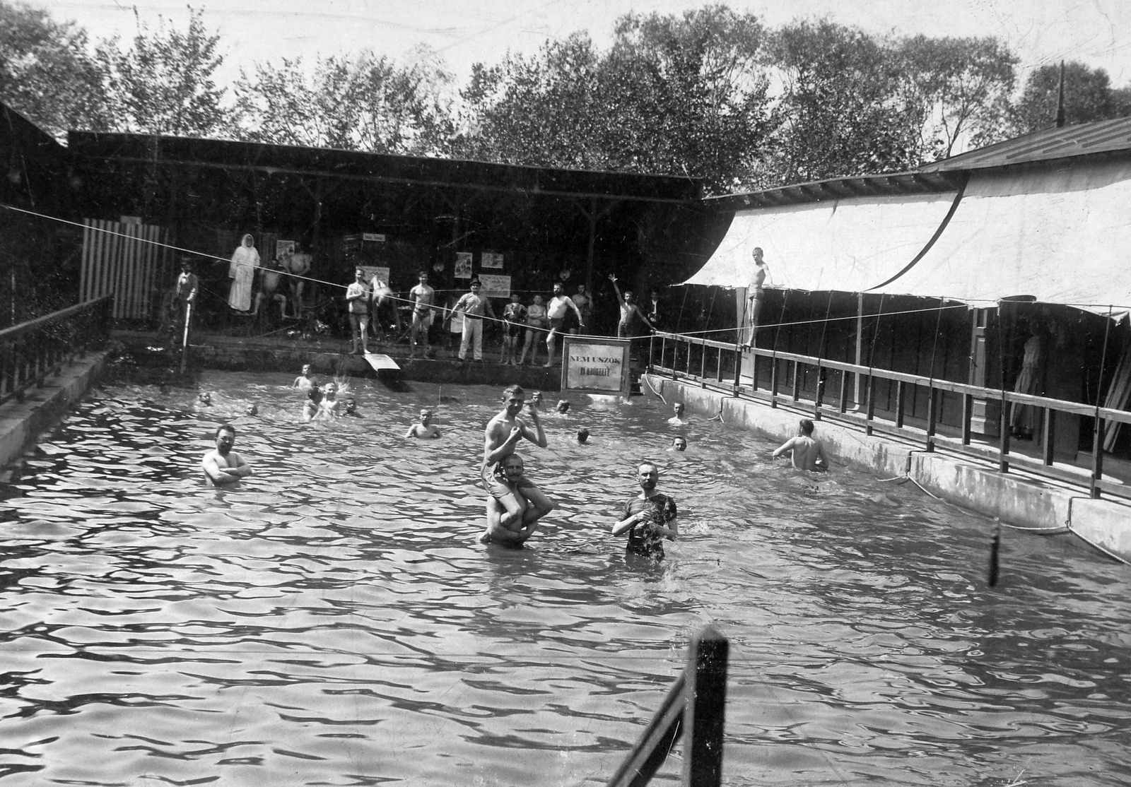 Magyarország, Pécel, uszoda., 1905, Saly Noémi, fürdőzés, nyakban ülés, trambulin, Fortepan #14649