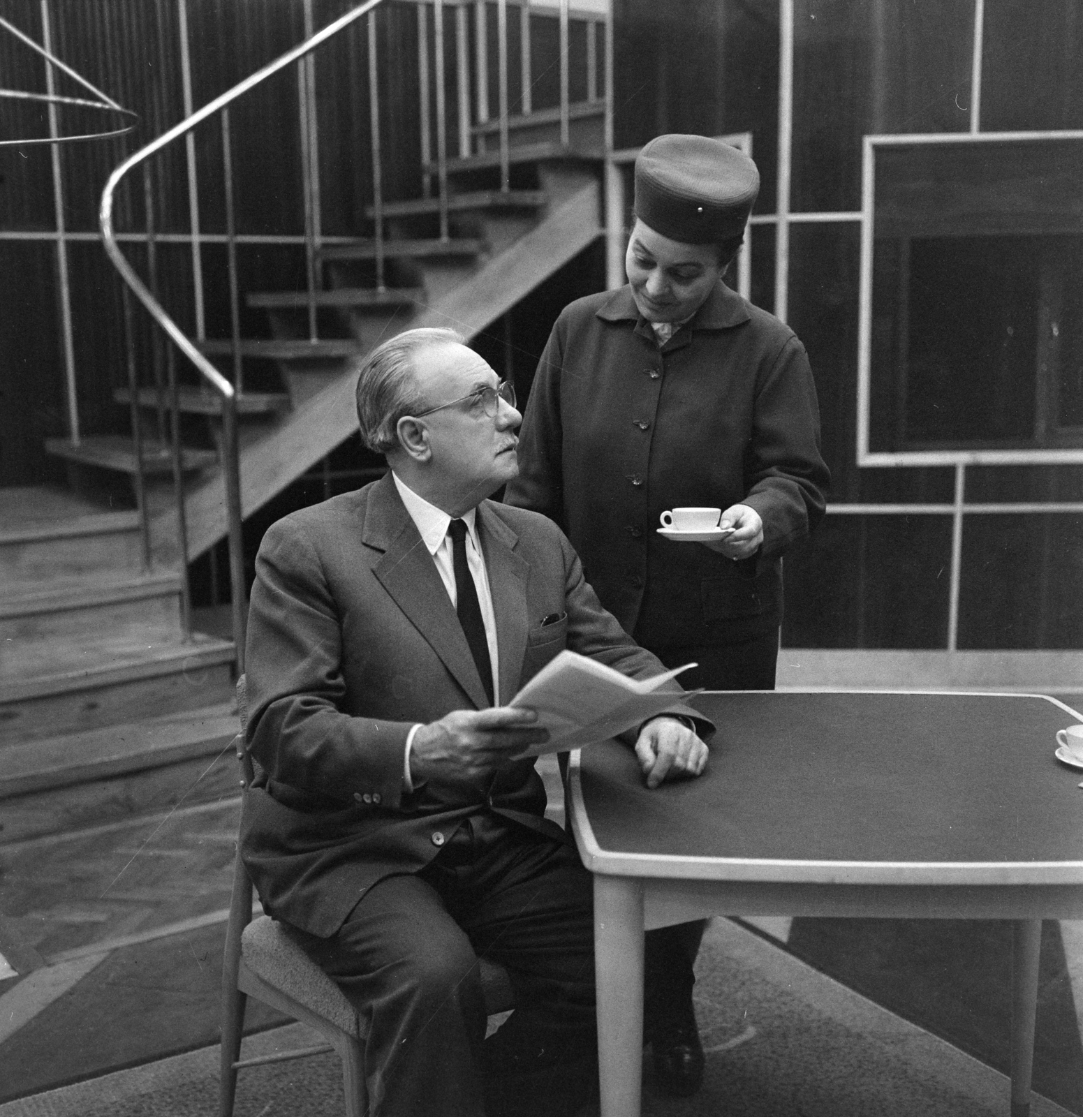 Hungary, Budapest VIII., a Magyar Rádió stúdiója, Dévényi Róbert - Lóránd Lajos A negyedik című rádiójáték felvételekor, Ajtay Andor és Sulyok Mária színművészek., 1961, Szalay Zoltán, cup, Budapest, Hungarian Radio, Fortepan #146544