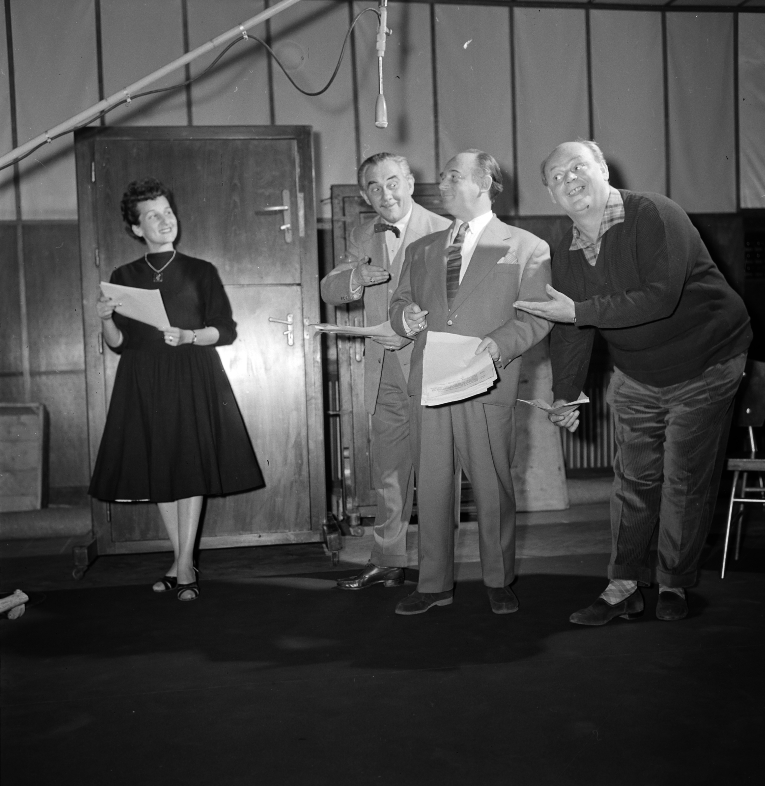 Hungary, Budapest VIII., a Magyar Rádió 1-es stúdiója Karl Zeller A madarász című operettjéből készült rádióváltozat felvételekor. Fábry Edit és Szabó Miklós operaénekesek, csokornyakkendővel Pethes Sándor, jobbra Kazal László színművészek., 1959, Szalay Zoltán, microphone, Budapest, Hungarian Radio, Fortepan #146549