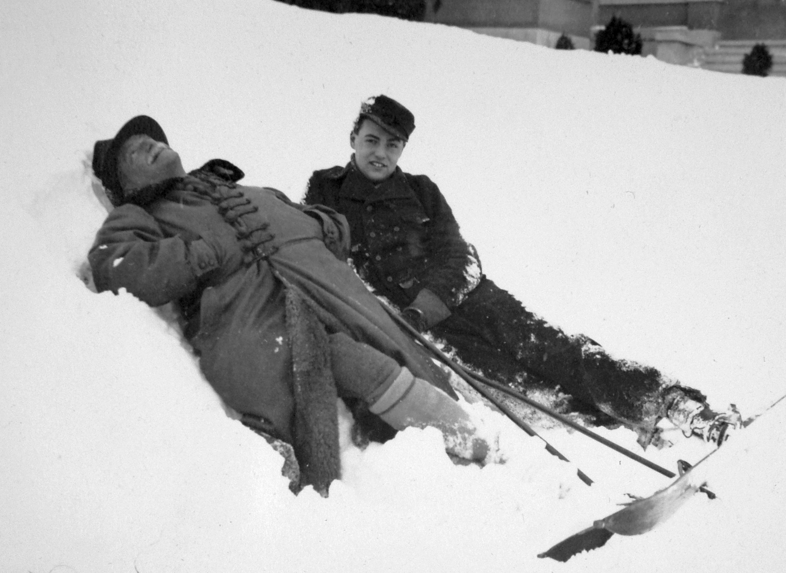 Bárczy István, Budapest egykori főpolgármestere unokájával, Fráter Gedeonnal, a későbbi operaházi karmesterrel., 1936, Saly Noémi, winter, skiing, hands in pockets, Fortepan #14659
