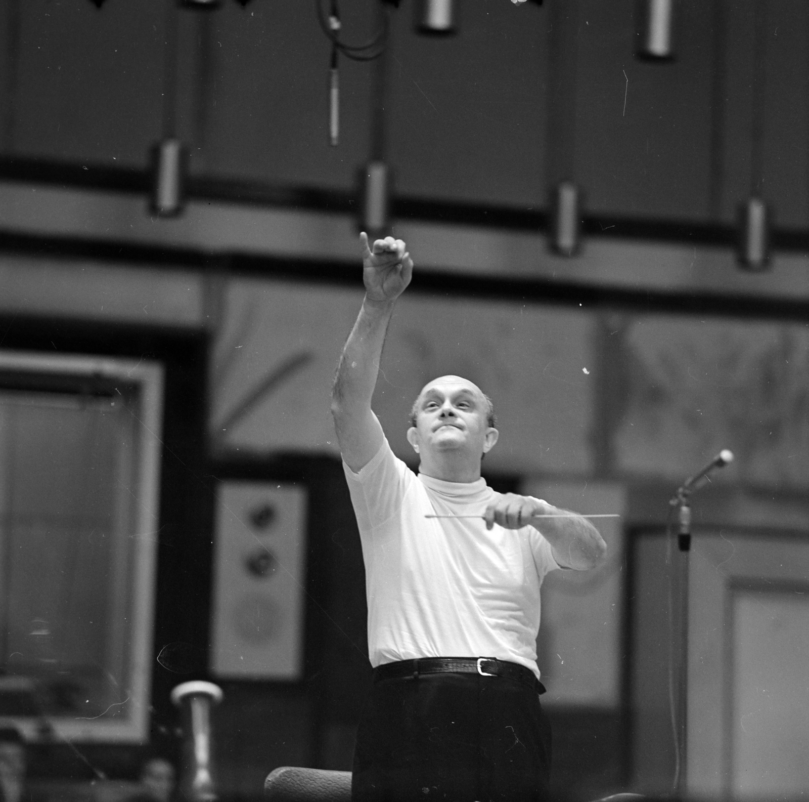 Hungary, Budapest VIII., a Magyar Rádió 6-os stúdiója, Kuttner Mihály hegedűművész és karmester., 1963, Szalay Zoltán, conductor, Budapest, Fortepan #146647