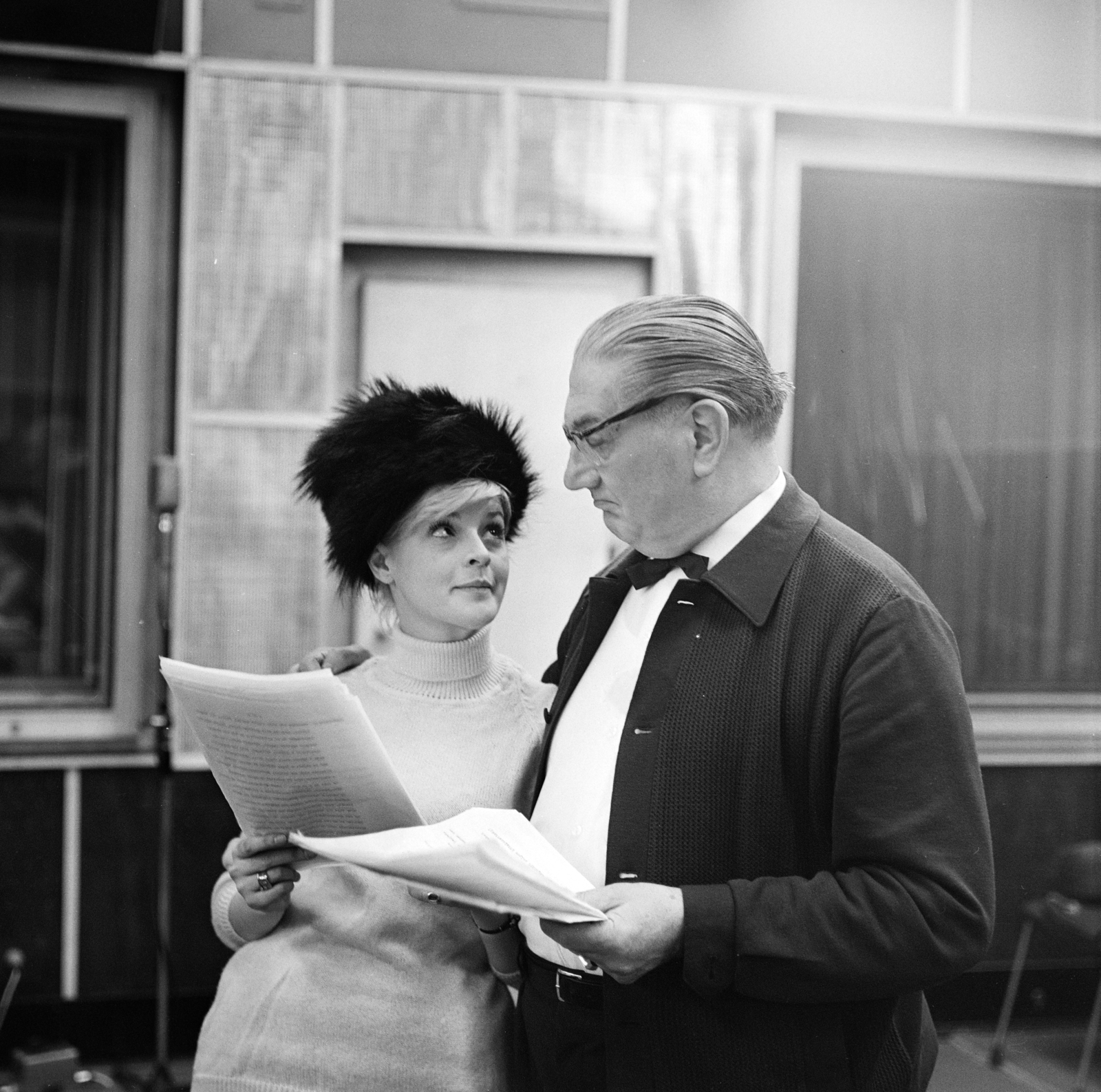 Hungary, Budapest VIII., a Magyar Rádió stúdiója Gogol: A revizor című komédiájának felvételekor. Sólyom Ildikó és Greguss Zoltán színművészek., 1969, Szalay Zoltán, Budapest, Hungarian Radio, Fortepan #146650