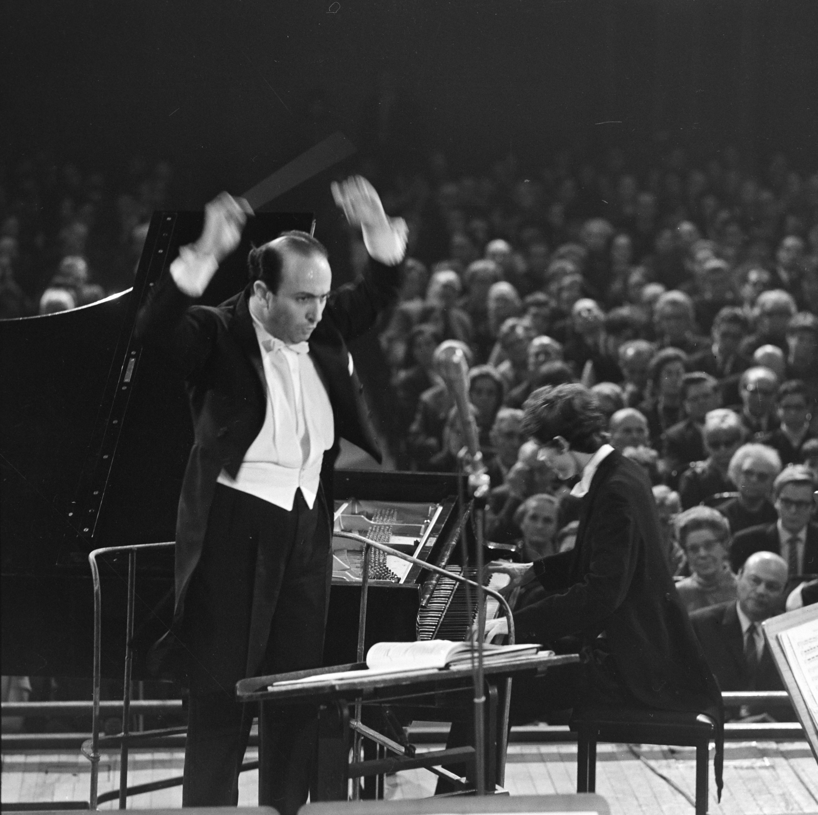 Hungary, Budapest VI., Király (Majakovszkij) utca, a Zeneakadémia nagyterme. Lukács Ervin karmester és Kocsis Zoltán zongoraművész a Magyar Rádió Országos Beethoven zongoraversenyének győztese., 1970, Szalay Zoltán, Budapest, Fortepan #146657