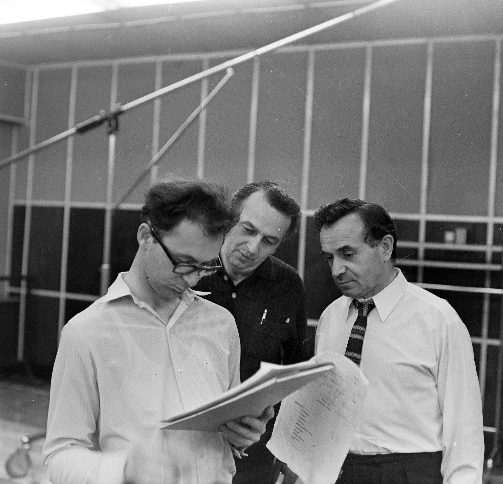 Hungary, Budapest VIII., a Magyar Rádió stúdiója, Mesterházi Márton dramaturg, Varga Géza rendező, Devecseri Gábor költő., 1970, Szalay Zoltán, microphone, Budapest, Hungarian Radio, microphone stand, Fortepan #146671