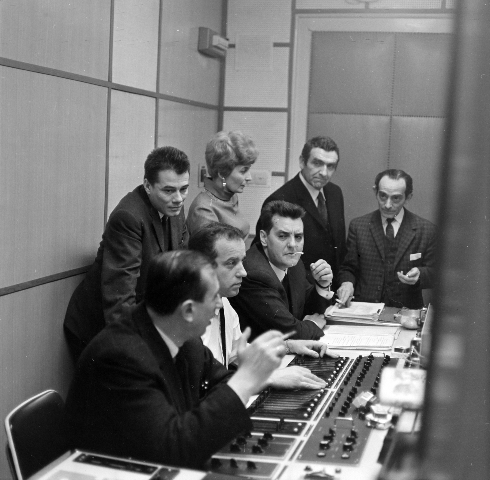 Hungary, Budapest VIII., a Magyar Rádió stúdiója, ülnek Szilágyi György szerkesztő, Galambossy Endre hangmérnök és Marton Frigyes rendező, állnak Kaposy Miklós szerkesztő, Erőss Anna bemondó, Bárdy György színművész és Bán Zoltán rendezőasszisztens., 1969, Szalay Zoltán, Budapest, Hungarian Radio, Fortepan #146678