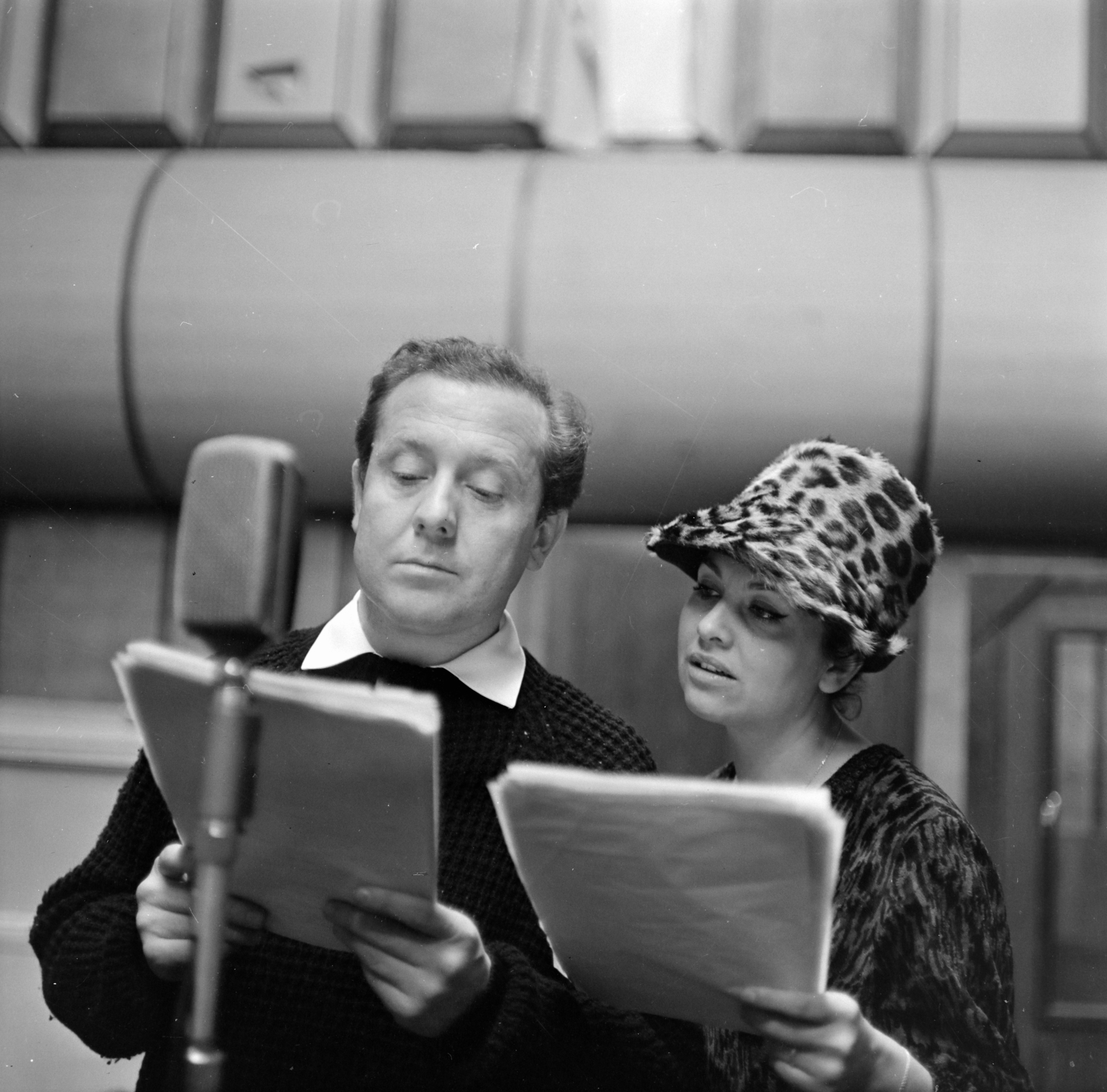 Magyarország, Budapest VIII., a Magyar Rádió 14-es stúdiója, Szakonyi Károly Rövid napok című dokumentumjátékának felvételekor. Kállai Ferenc és Domján Edit színművészek., 1965, Szalay Zoltán, Budapest, Magyar Rádió, Fortepan #146695