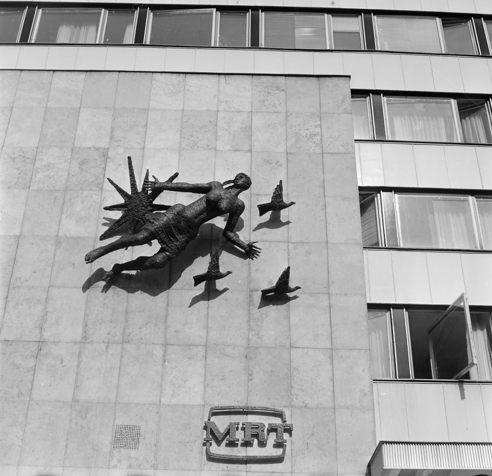 Hungary, Budapest VIII., Pollack Mihály tér, a Magyar Rádió központi irodaépülete. A falon Somogyi József szobrászművész alkotása: Kompozíció (1969)., 1970, Szalay Zoltán, Budapest, Hungarian Radio, Fortepan #146725