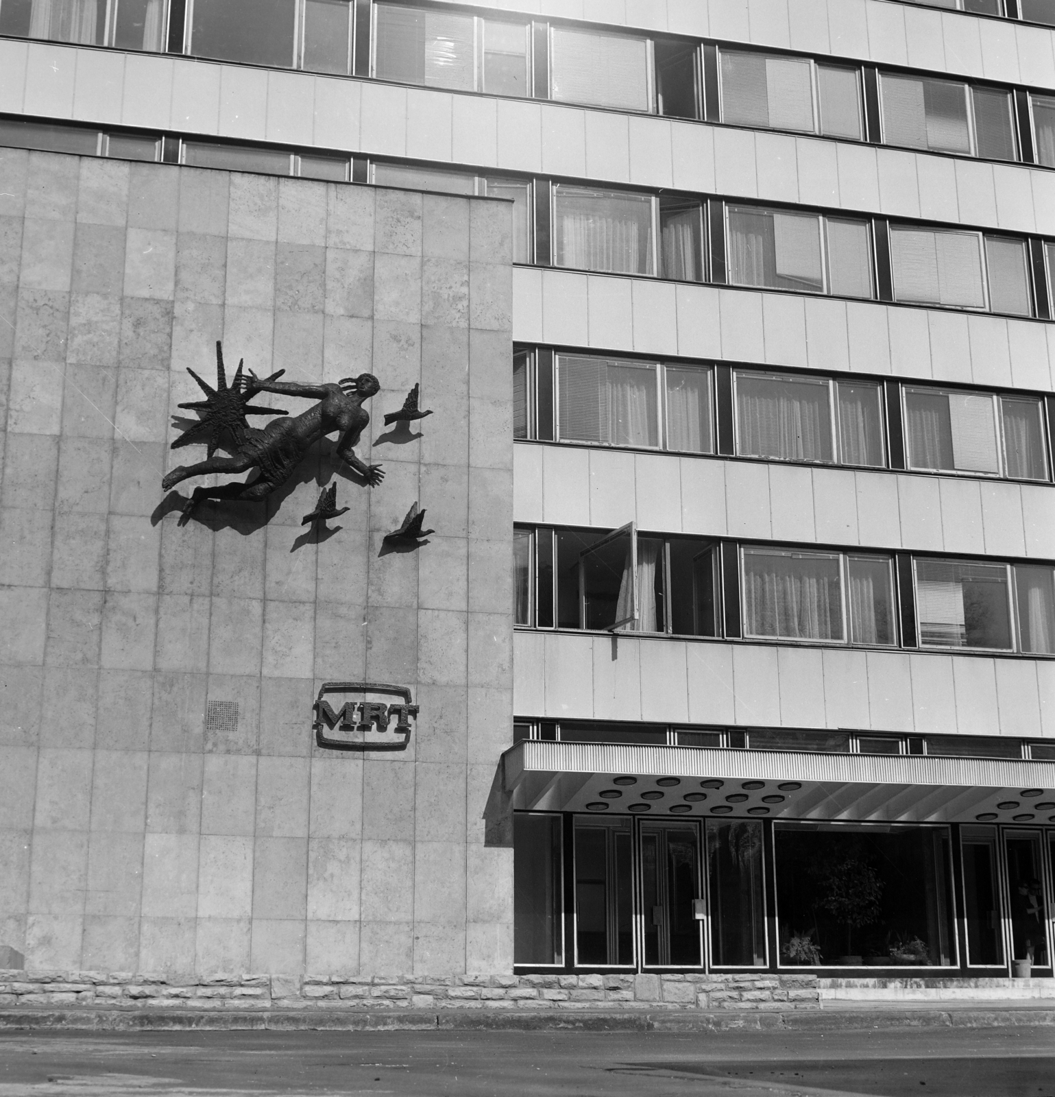 Magyarország, Budapest VIII., Pollack Mihály tér, a Magyar Rádió központi irodaépülete. A falon Somogyi József szobrászművész alkotása: Kompozíció (1969)., 1970, Szalay Zoltán, Budapest, Magyar Rádió, Fortepan #146729