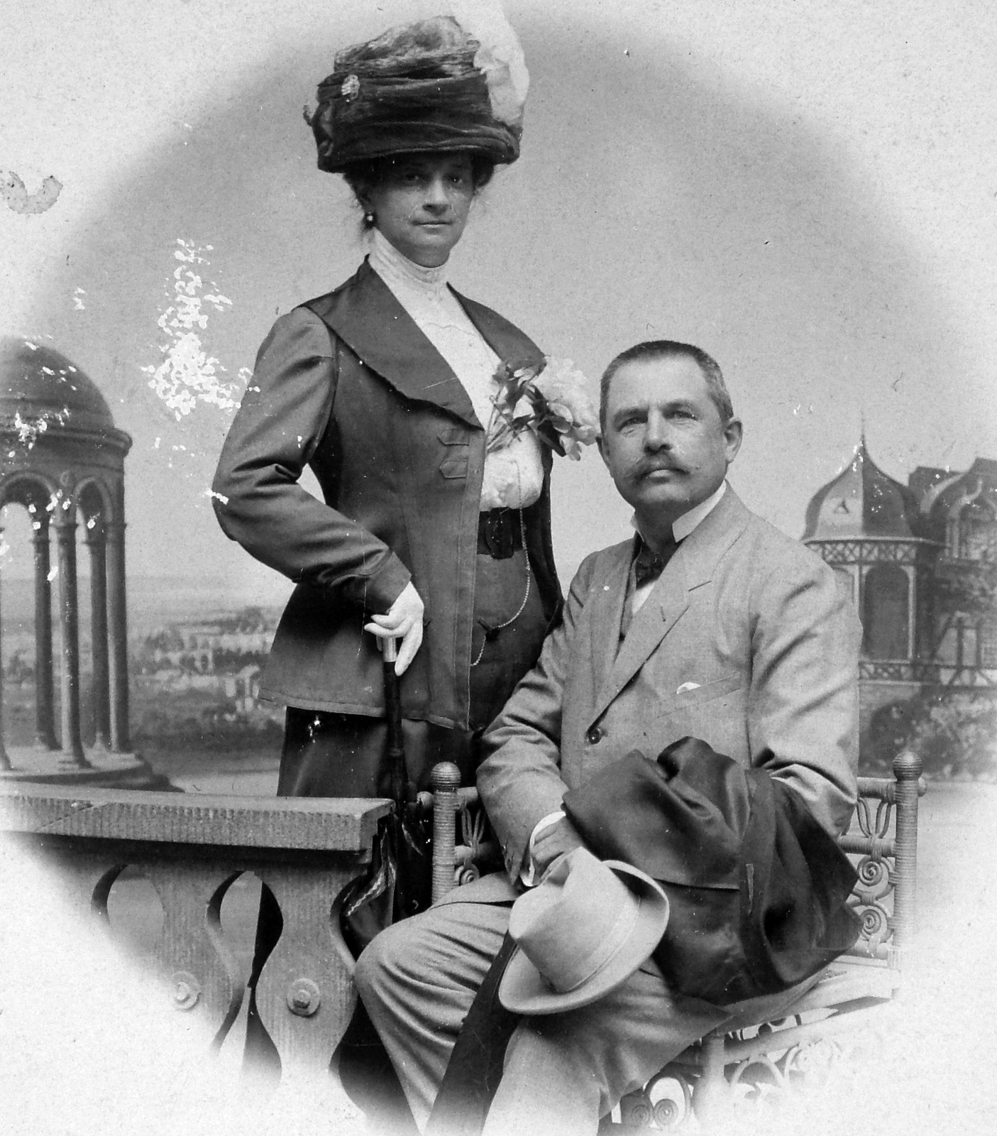 Hungary, Sacher Eleonóra és id. Francsek Imre., 1910, Saly Noémi, hat, studio, man and woman, hat on knees, Fortepan #14673