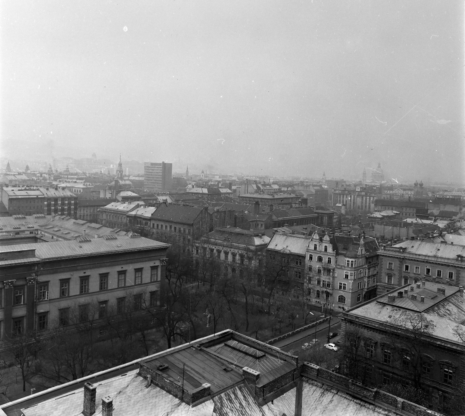 Hungary, Budapest VIII., Pollack Mihály tér, kilátás a Magyar Rádió központi irodaépületéről. Előtérben az Esterházy palota teteje, balra a Nemzeti Múzeum és a Múzeumkert, középen a Bródy Sándor utca., 1970, Szalay Zoltán, Budapest, Hungarian Radio, Fortepan #146731