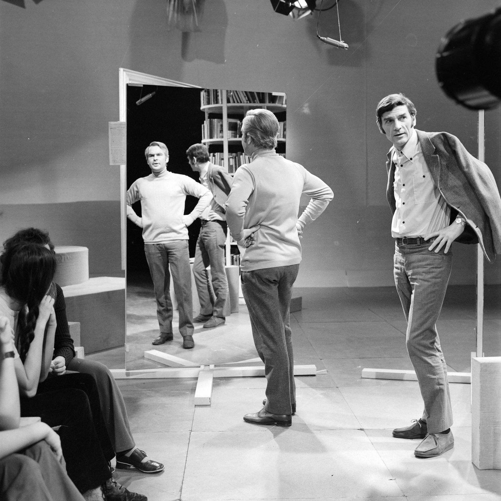 Hungary, Budapest V., az MTV stúdiója, Latinovits Zoltán színművész és Vargha Balázs író a Fabula című nűsorban., 1970, Szalay Zoltán, mirror, actor, Hungarian TV, Budapest, Fortepan #146742