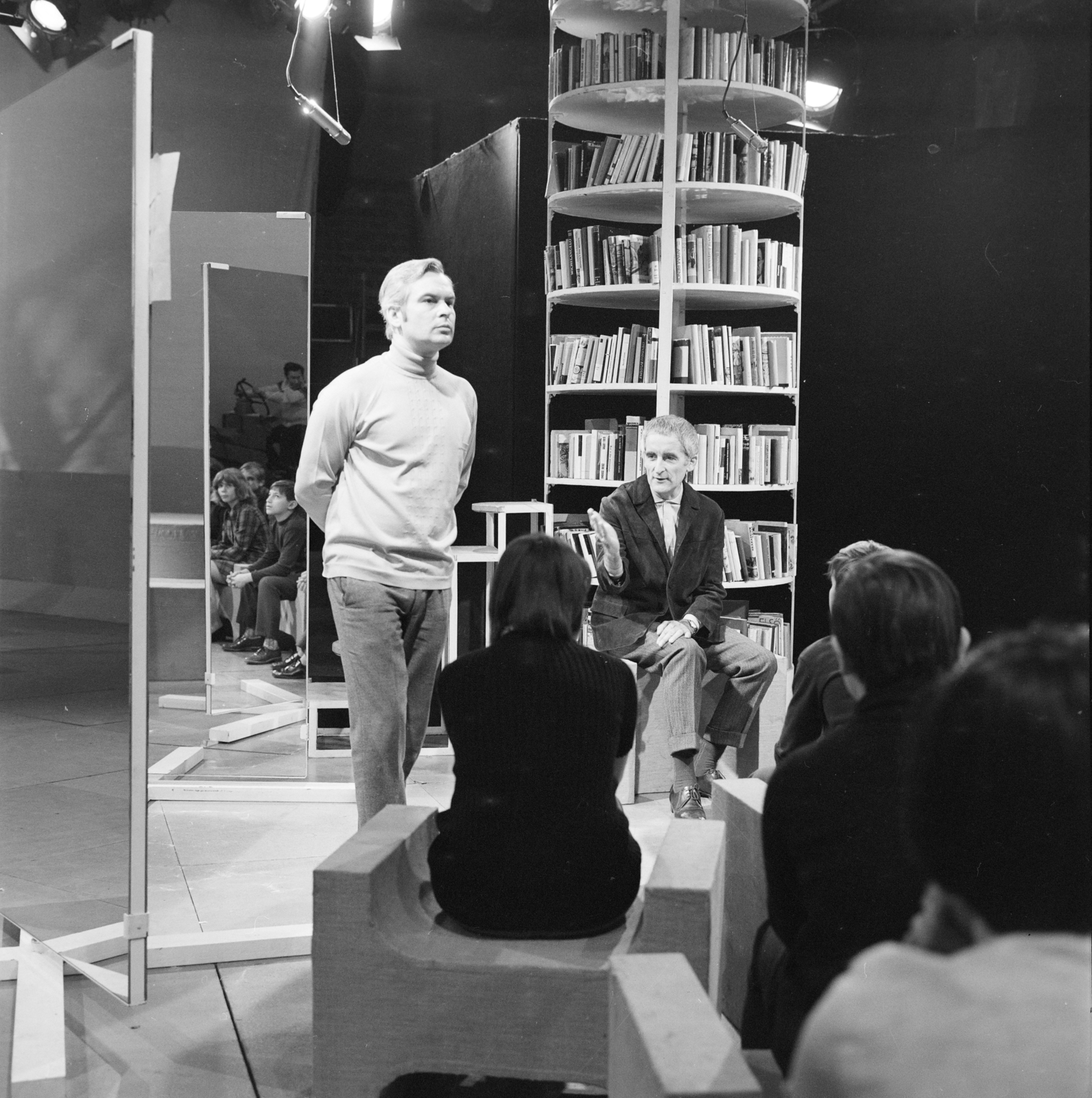 Hungary, Budapest V., az MTV stúdiója, Latinovits Zoltán színművész és Vargha Balázs író a Fabula című nűsorban., 1970, Szalay Zoltán, bookshelf, Hungarian TV, Budapest, Fortepan #146743