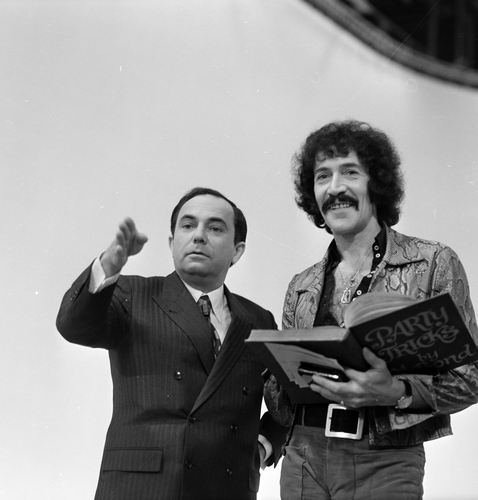 Magyarország, Budapest V., az MTV stúdiója, Vitray Tamás és Peter Wyngarde angol színész a televízió szilveszteri műsorában., 1972, Szalay Zoltán, Magyar Televízió, Budapest, Fortepan #146748