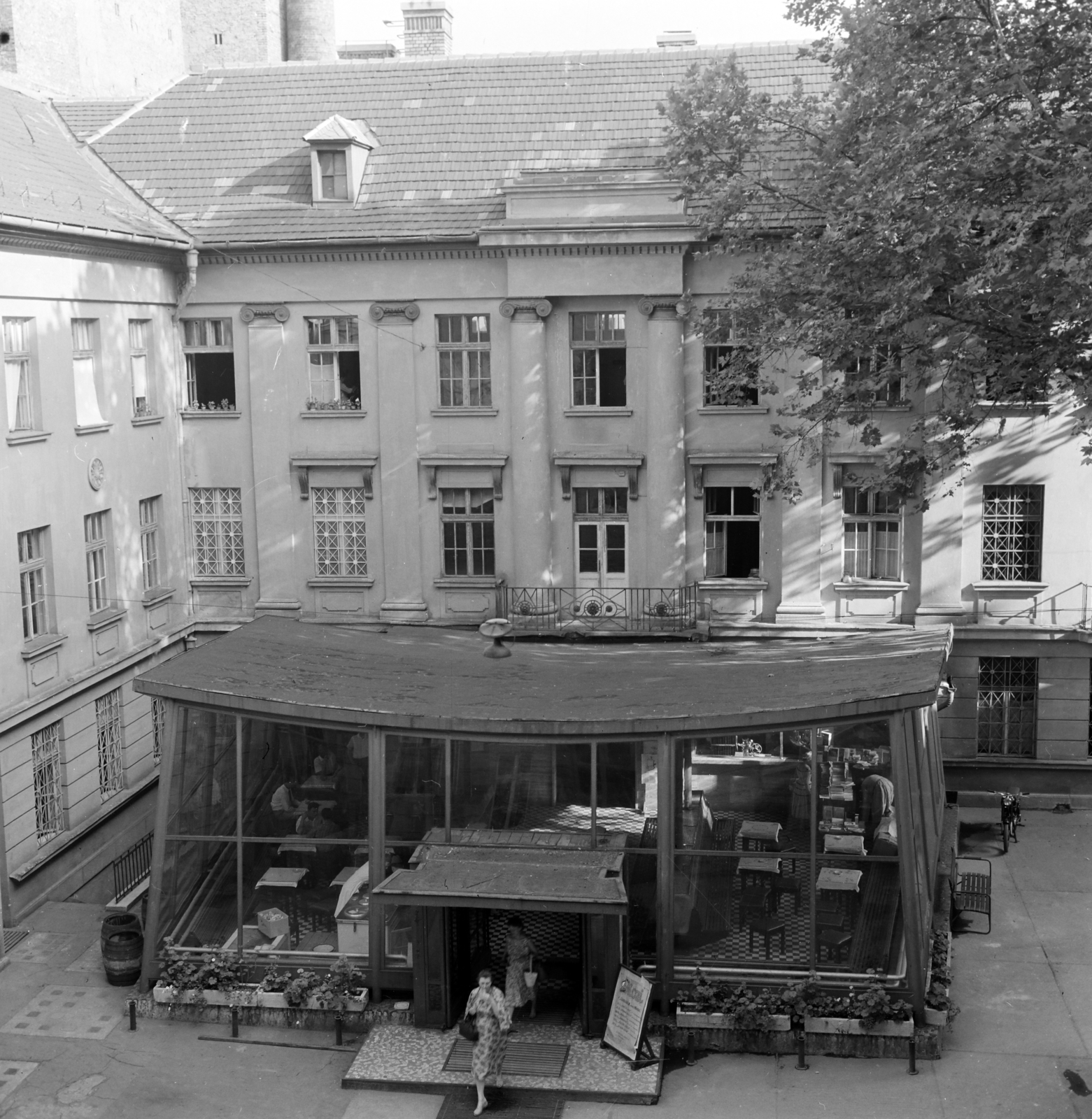 Magyarország, Budapest VIII., Bródy Sándor utca 5.-7. udvara, a Magyar Rádió büféje, a Pagoda., 1959, Szalay Zoltán, Budapest, Magyar Rádió, Fortepan #146777