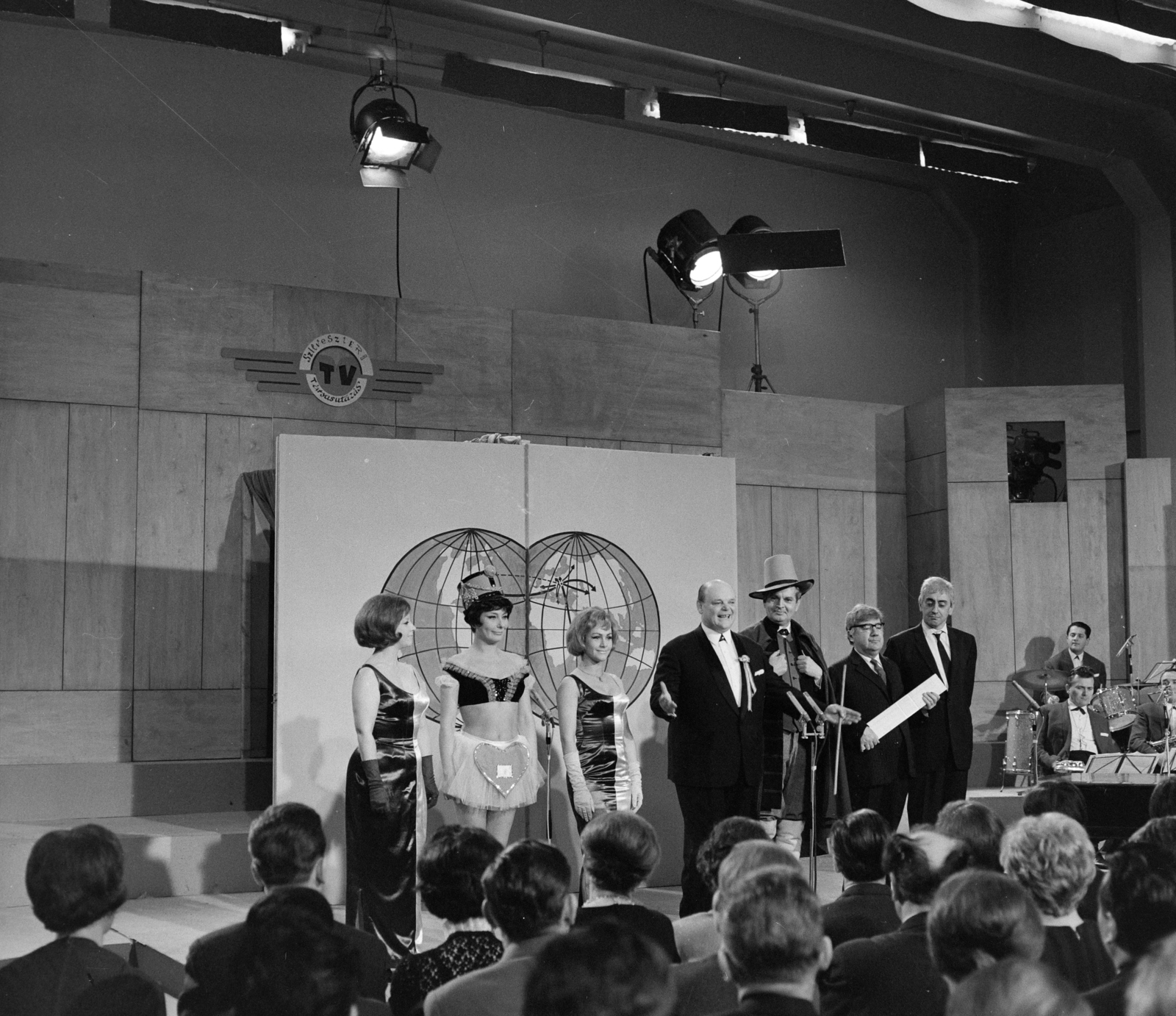 Hungary, Budapest VIII., a Magyar Rádió stúdiója, BÚÉK 1966! A Rádió szilveszteri műsora. Balról Járay Katalin, Faragó Vera, Vass Mari, Kazal László, Zentay Ferenc, Hlatky László és Kibédi Ervin színművészek., 1965, Szalay Zoltán, Budapest, Hungarian Radio, Fortepan #146808