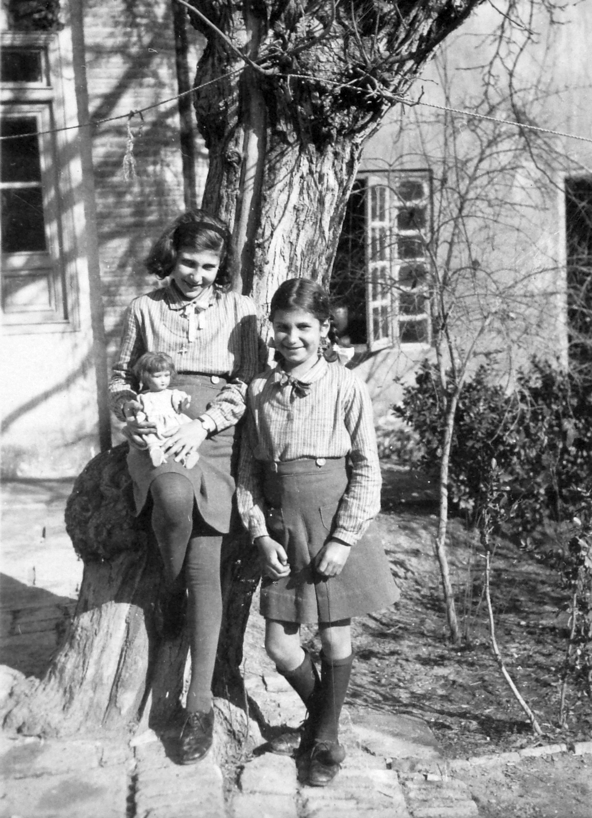 Iran, Teheran, 1937, Saly Noémi, doll, garden, double portrait, girls, Fortepan #14681