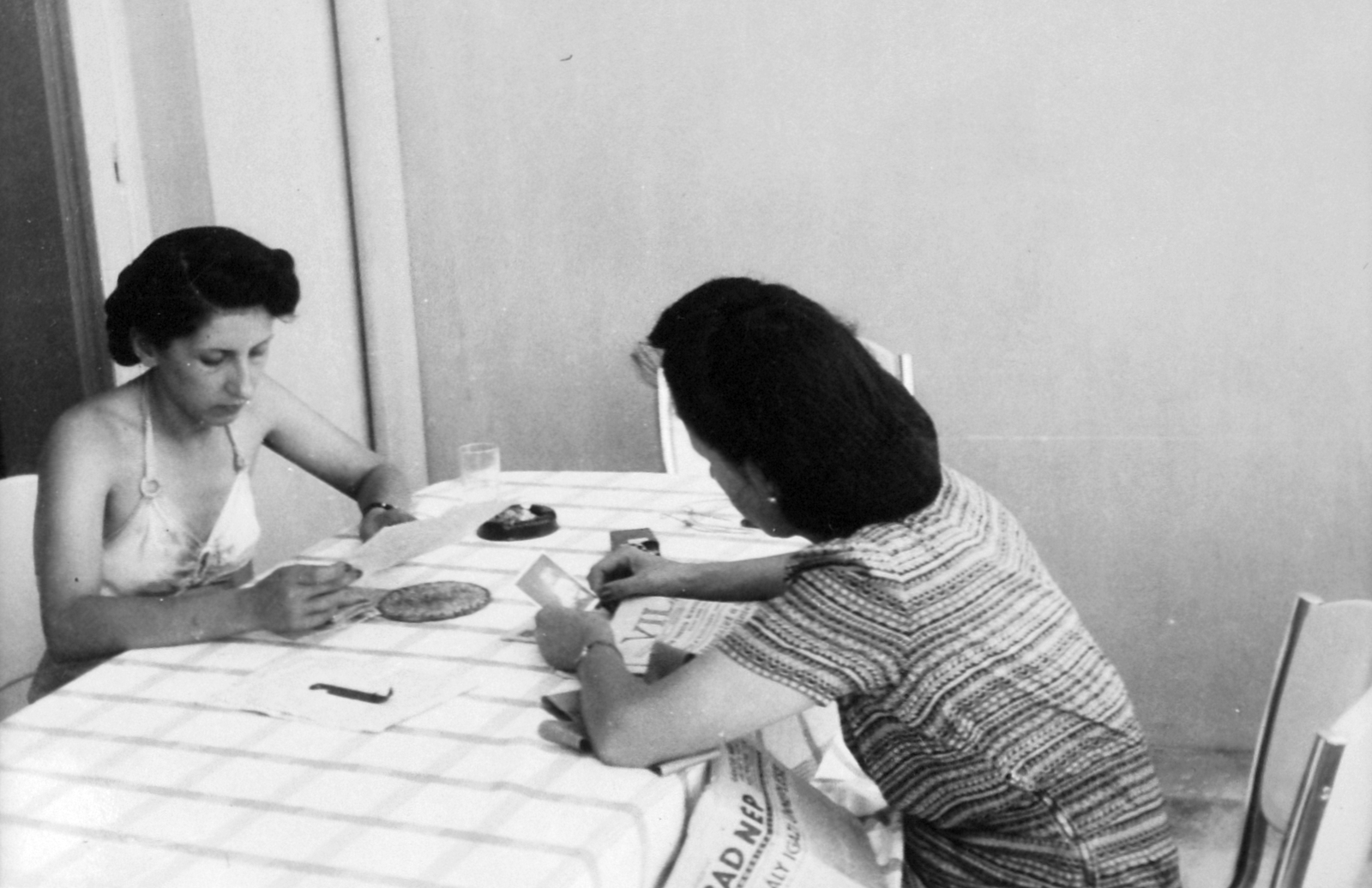 1949, Saly Noémi, women, summer, newspaper, Szabad Nép newspaper, Fortepan #14684