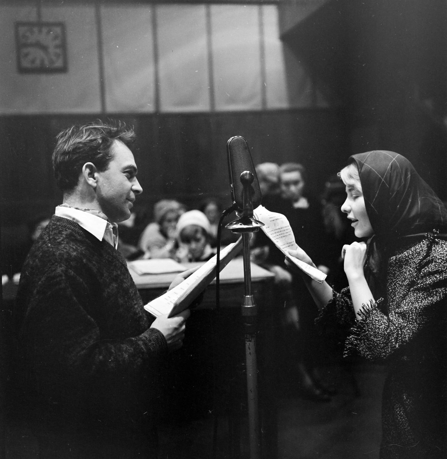 Magyarország, Budapest VIII., a Magyar Rádió 1-es stúdiója Gárdonyi Géza Az egri csillagok című művéből készült rádiójáték felvételekor. Bodrogi Gyula és Törőcsik Mari színművészek., 1961, Szalay Zoltán, Budapest, Magyar Rádió, Best of, Fortepan #146864