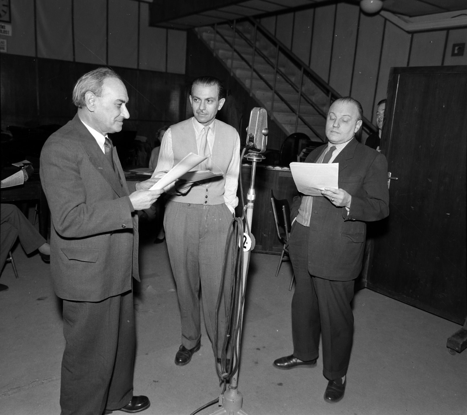 Hungary, Budapest VIII., a Magyar Rádió 1-es stúdiója, Jacobi Viktor, Bródy Miksa és Martos Ferenc Leányvásár című operettjének felvétele. Balra Kőmíves Sándor, jobbra Apáthi Imre színművészek, középen Rácz György rendező., 1959, Szalay Zoltán, microphone, Budapest, Hungarian Radio, microphone stand, Fortepan #146874