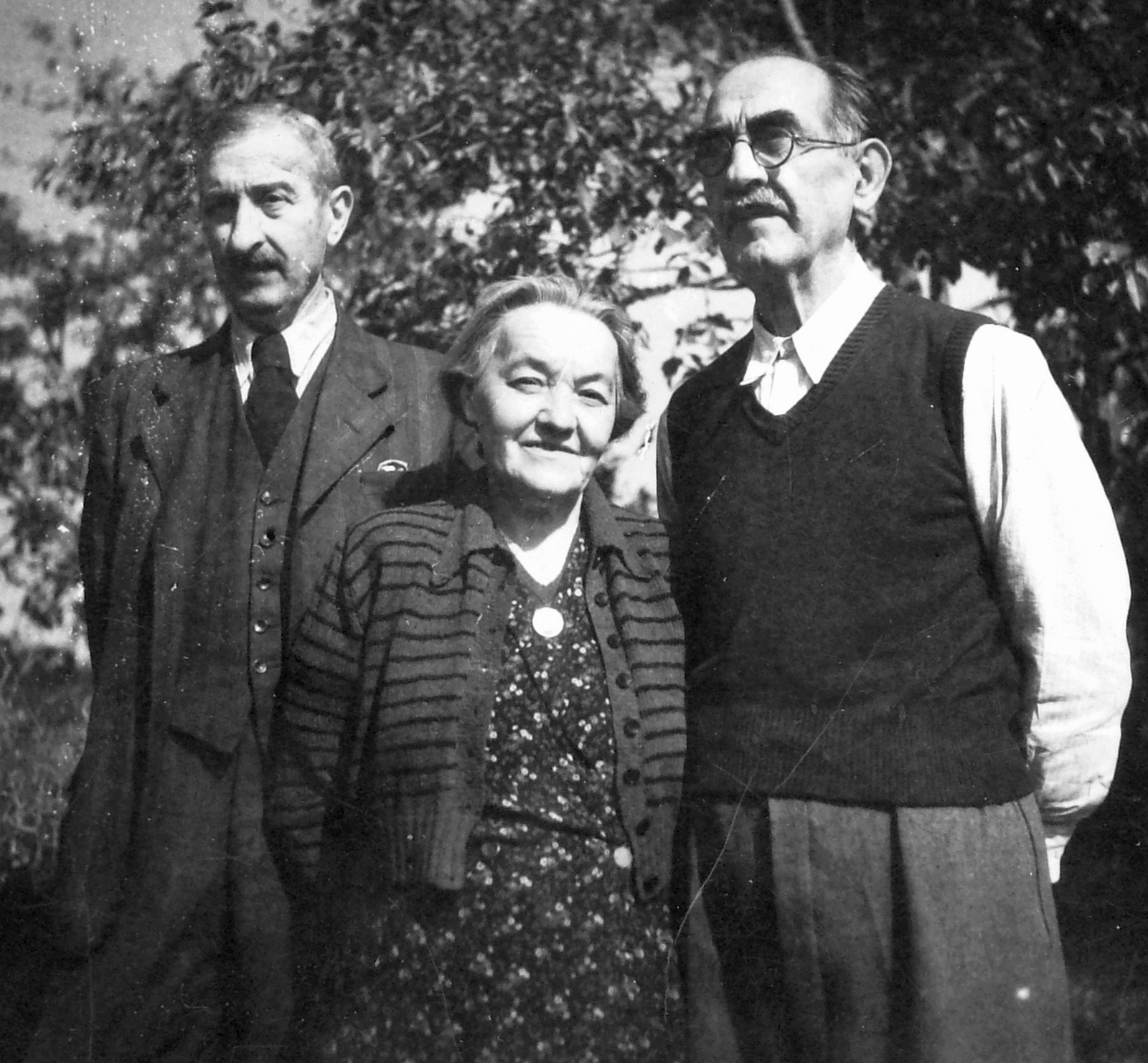Hungary,Lake Balaton, Badacsonytomaj,Badacsony, Badacsonylábdihegy., 1951, Saly Noémi, family, old person, hands behind the back, Fortepan #14688