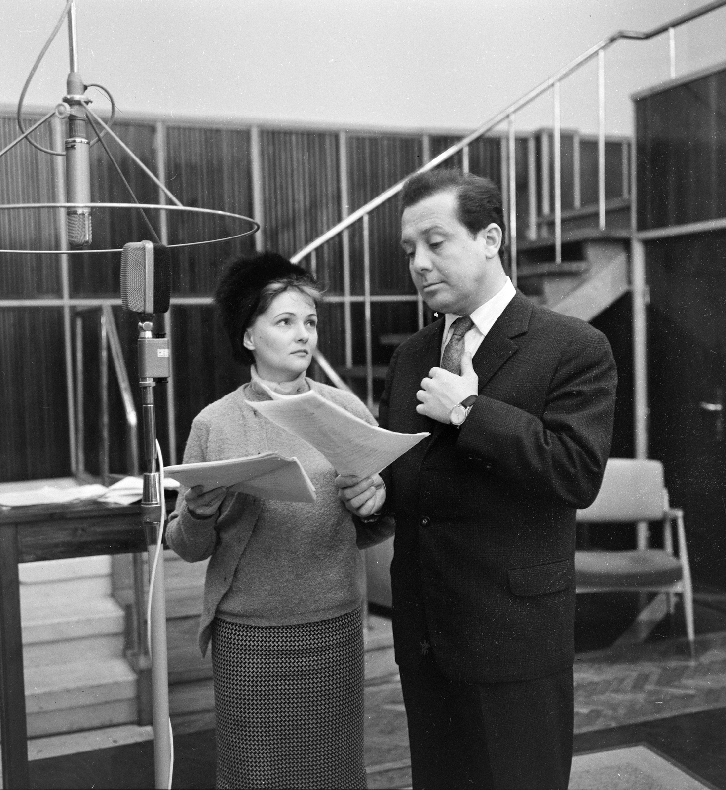 Magyarország, Budapest VIII., a Magyar Rádió 20-as stúdiója Henrik Pontoppidan Az ígéret földje című rádiójátékának felvételekor. Örkényi Éva és Kállai Ferenc színművészek., 1962, Szalay Zoltán, mikrofon, stúdió, Budapest, Magyar Rádió, mikrofonállvány, Fortepan #146894