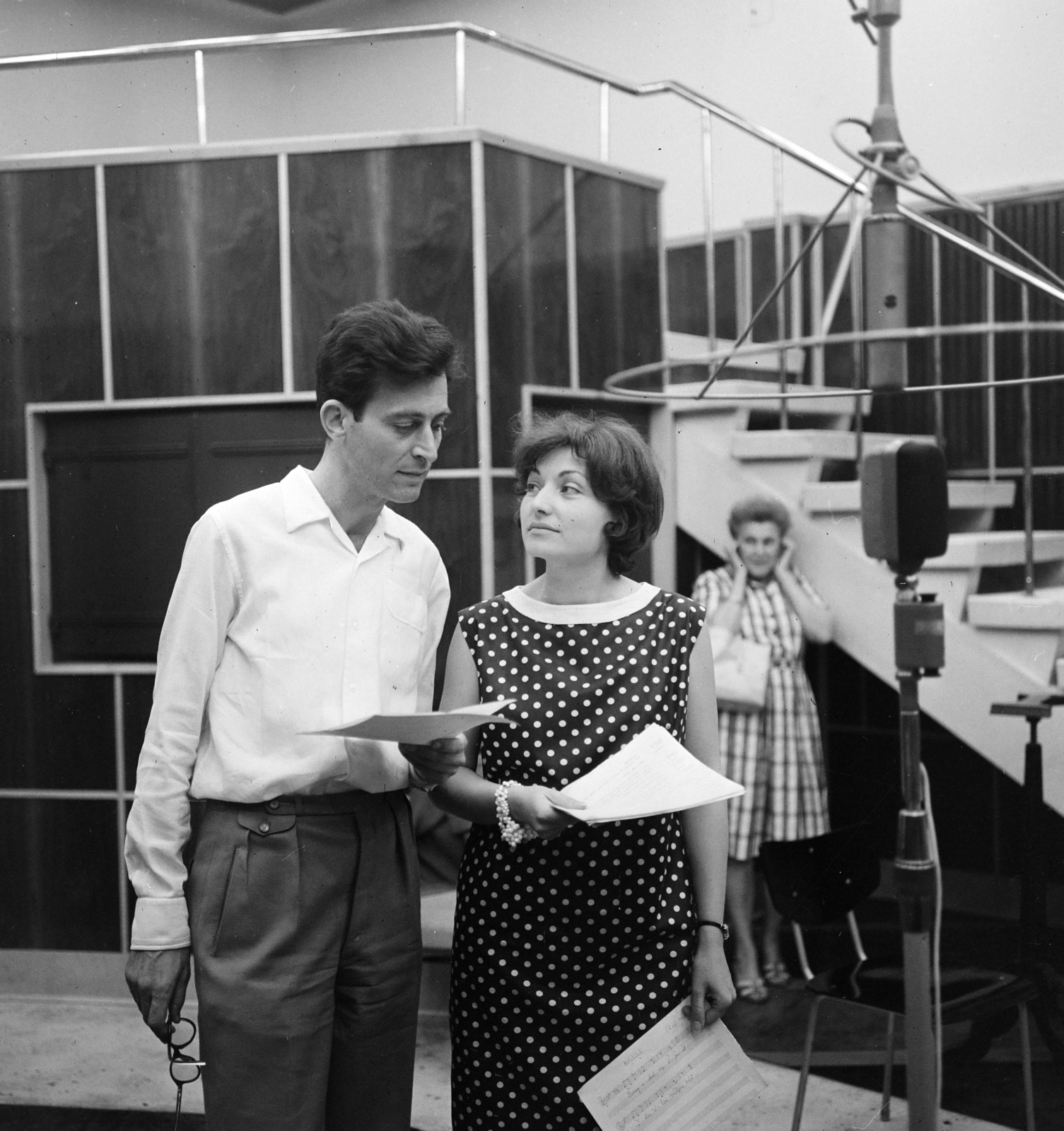 Magyarország, Budapest VIII., a Magyar Rádió 20-as stúdiója Gombos László Az elnök című rádiójátéka felvételekor. Keres Emil és Kohut Magda színművészek., 1962, Szalay Zoltán, mikrofon, stúdió, Budapest, Magyar Rádió, mikrofonállvány, Fortepan #146898