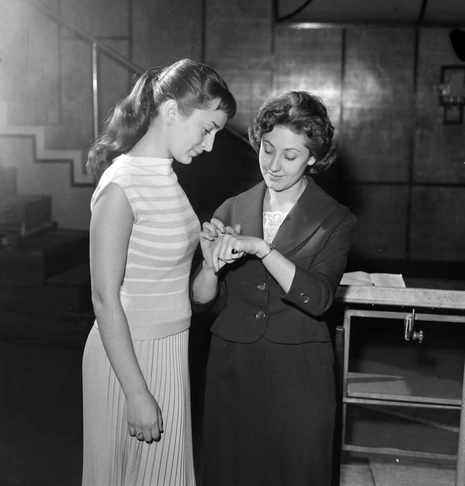 Hungary, Budapest VIII., a Magyar Rádió 14-es stúdiója, Gárdonyi Géza A két katicabogár című novellájából készült rádióváltozat felvételekor. Margitai Ági és Hacser Józsa színművészek., 1959, Szalay Zoltán, Budapest, Hungarian Radio, Fortepan #146949