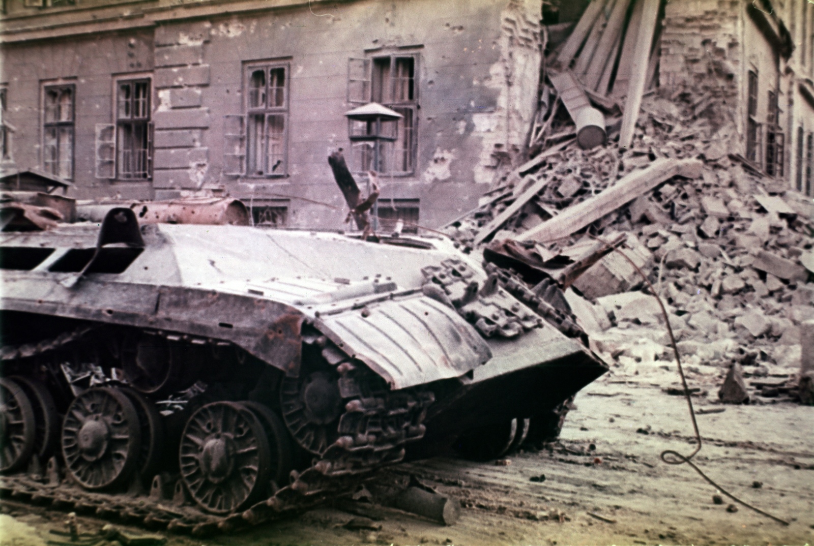 Hungary, Budapest VIII., Üllői út - Ferenc körút sarok, Kilián laktanya. Előtérben egy ISZ-3 harckocsi roncsa., 1956, Klausz Ádám, colorful, revolution, wreck, damaged building, IS-3 tank, Budapest, Fortepan #146961