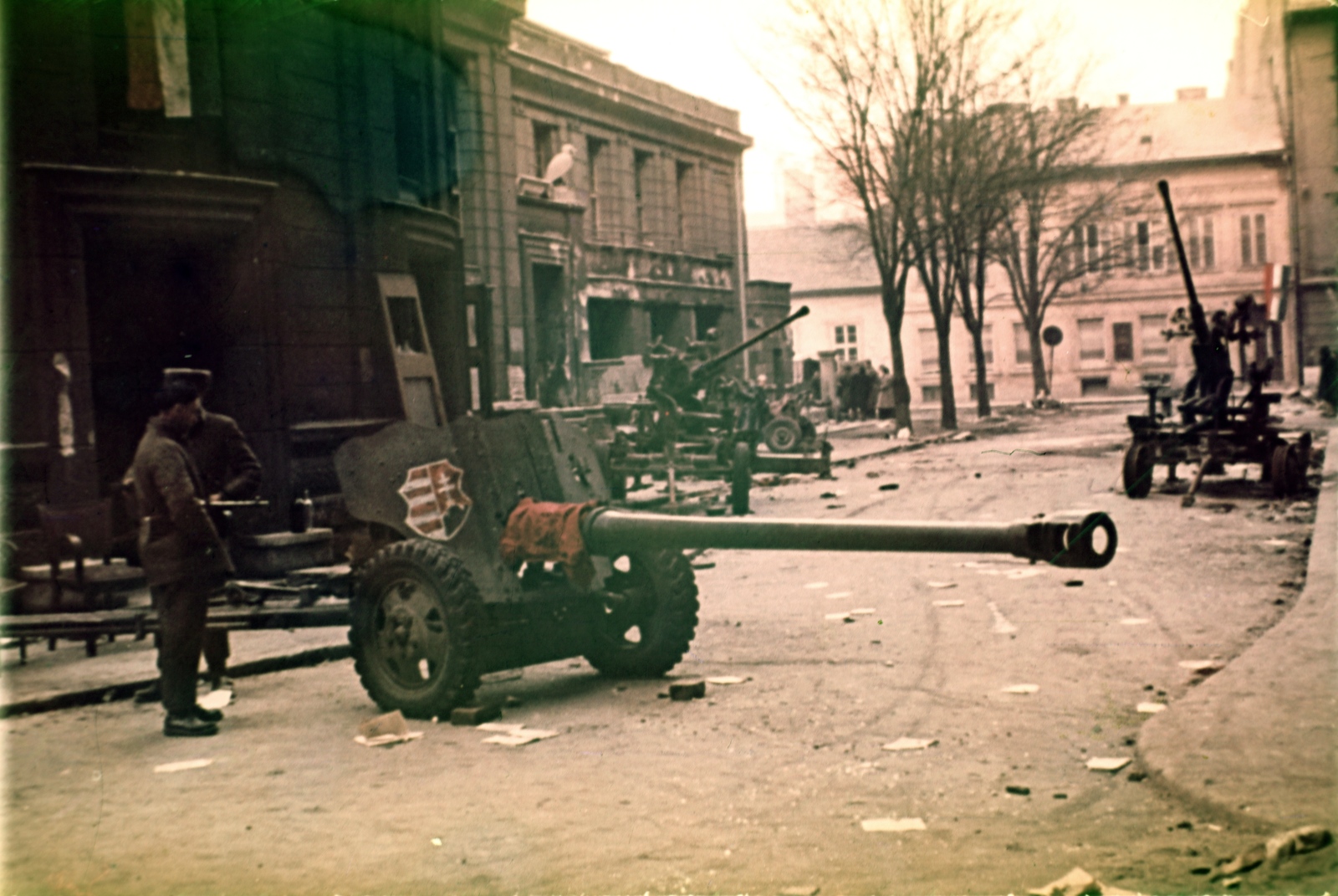 Hungary, Budapest VIII., Corvin (Kisfaludy) köz a mozi mellett, szemben a Kisfaludy utca., 1956, Klausz Ádám, colorful, revolution, crest, Kossuth coat of arms, artillery, Budapest, air defense, anti-tank gun, Uralmash D-44 , Fortepan #146963