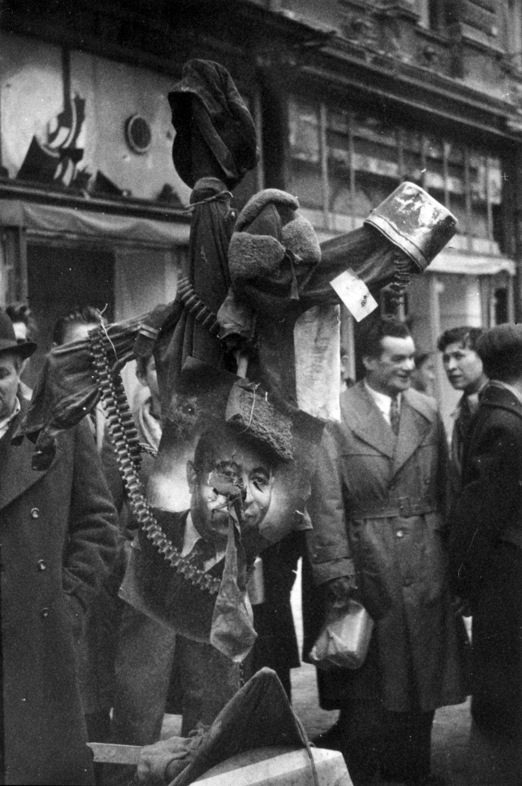 Magyarország, Budapest VIII., a felvétel a József körút 46. számú ház előtt készült., 1956, Klausz Ádám, csajka, forradalom, madárijesztő, Rákosi Mátyás-ábrázolás, usánka, Budapest, heveder, Fortepan #146972