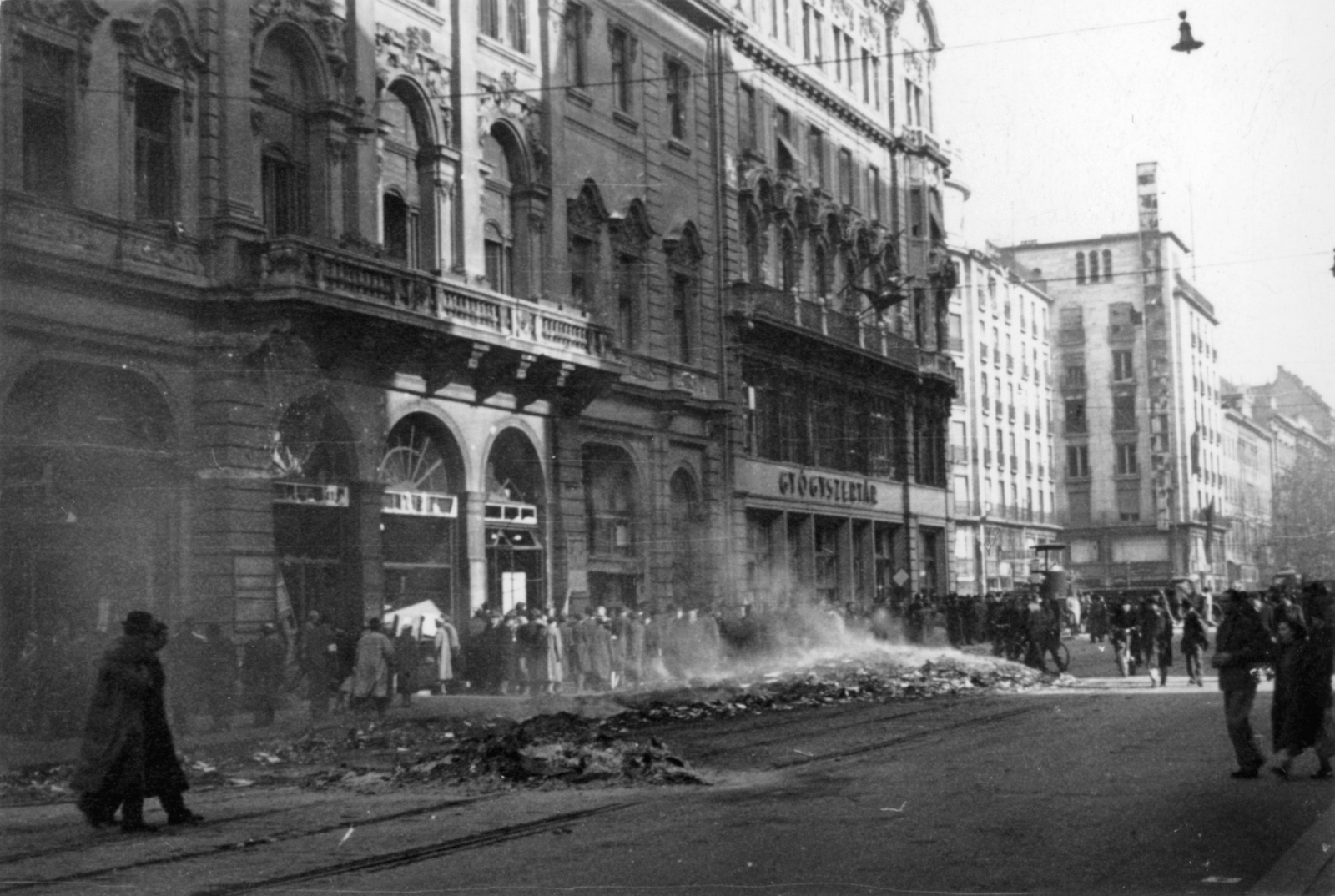 Hungary, Budapest V., Kossuth Lajos utca, elégetett könyvek a Magyar Szovjet Társaság Országos Központja előtt (korábban Országos kaszinó, később a Szovjet Kultúra és Tudomány Háza, majd Magyarok Háza)., 1956, Klausz Ádám, revolution, pharmacy, Budapest, Fortepan #146976