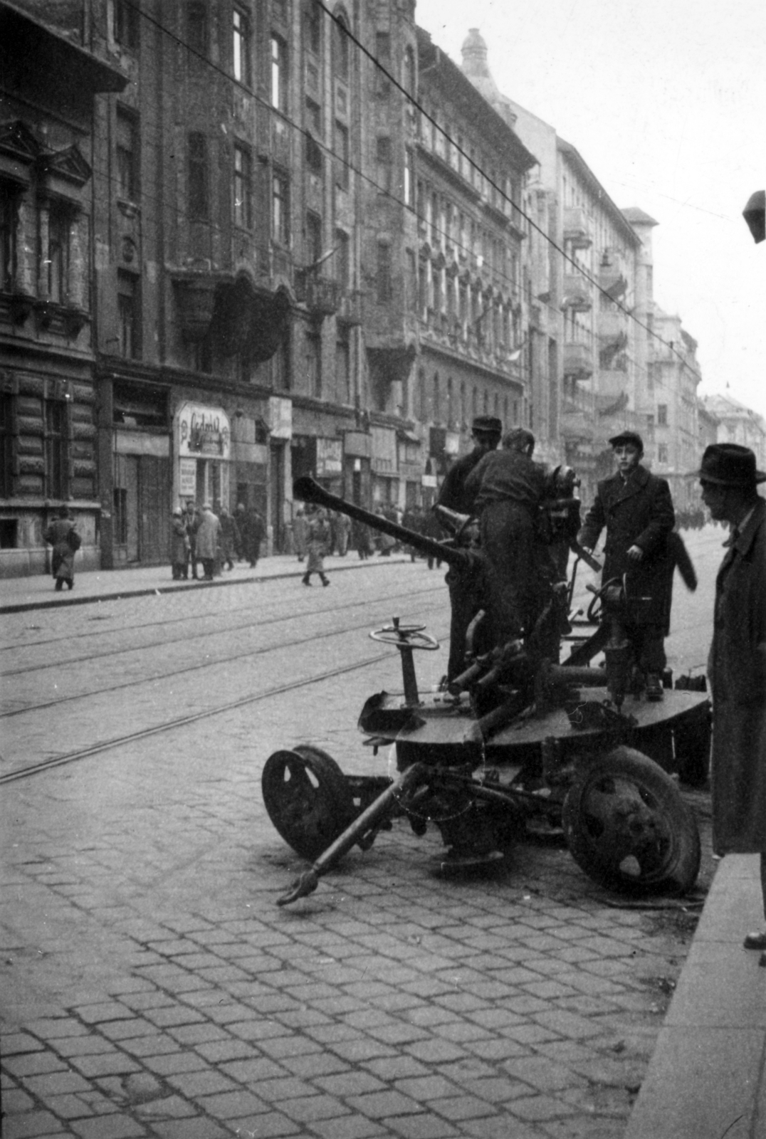 Hungary, Budapest VIII., Népszínház utca, a felvétel a 19-es számú ház előtt készült. 39M. 37 mm-es légvédelmi gépágyú, háttérben balra a 14-es és a 16-os számú ház., 1956, Klausz Ádám, revolution, cannon, autocannon, Budapest, air defense, Fortepan #146978