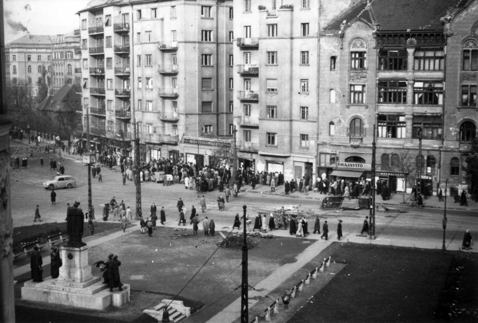 Hungary, Budapest XI., Móricz Zsigmond körtér a Karinthy Frigyes (Verpeléti) út felől nézve. Előtérben a Szent Imre szobor (Kisfaludi Strobl Zsigmond), balra a Villányi út., 1956, Klausz Ádám, revolution, Budapest, Fortepan #146984