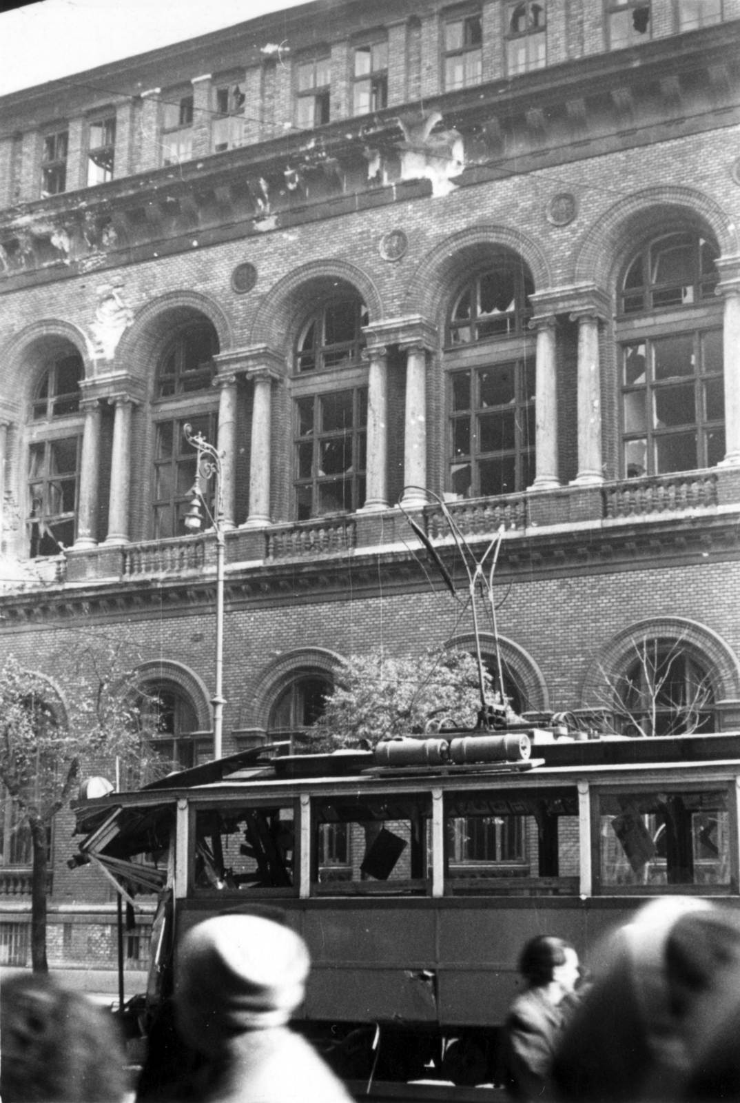 Hungary, Budapest VIII., Múzeum körút, háttérben az ELTE épülete., 1956, Klausz Ádám, revolution, tram, wreck, Budapest, Fortepan #146987