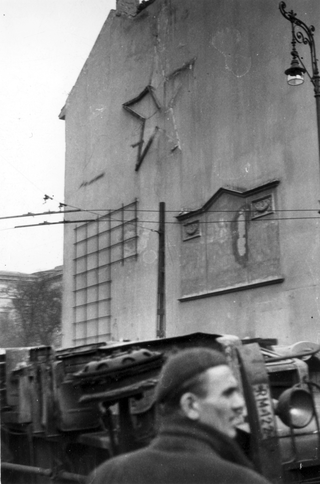 Hungary, Budapest VIII., Kálvin tér, tűzfal a Múzeum utca és a Baross utca között., 1956, Klausz Ádám, revolution, tram, wreck, beret, Red Star, Budapest, Fortepan #146993