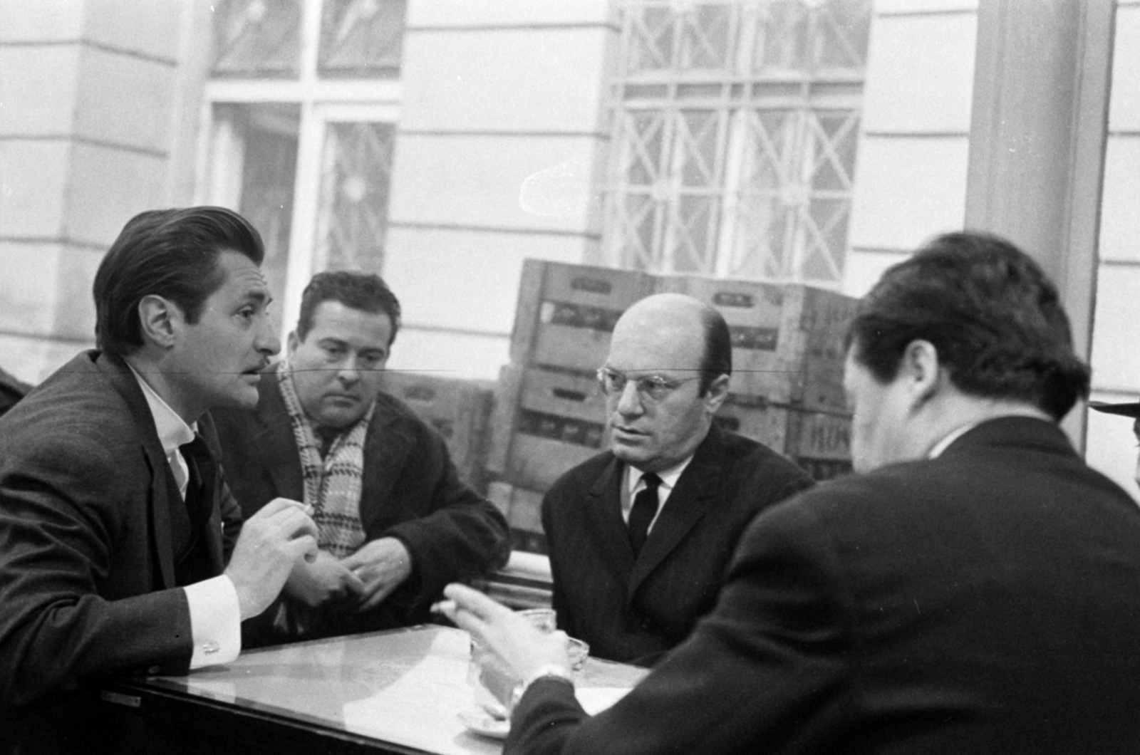 Hungary, Budapest VIII., Bródy Sándor utca 5.-7. udvara, a Magyar Rádió büféje, a Pagoda. Balról Agárdy Gábor, Angyal Sándor, Szakáts Miklós és háttal Szatmári István színművészek., 1960, Szalay Zoltán, Budapest, Hungarian Radio, Fortepan #147003