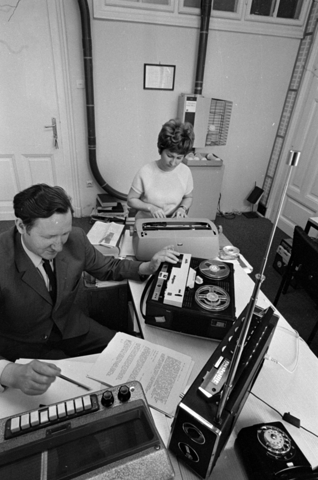 Hungary, Budapest VIII., a Magyar Rádió 2. számú elosztóközpontja, a Rádiófigyelő szolgálat munkatársai., 1971, Szalay Zoltán, typewriter, telephone, radio, tape recorder, pneumatic post, Budapest, Hungarian Radio, Fortepan #147038