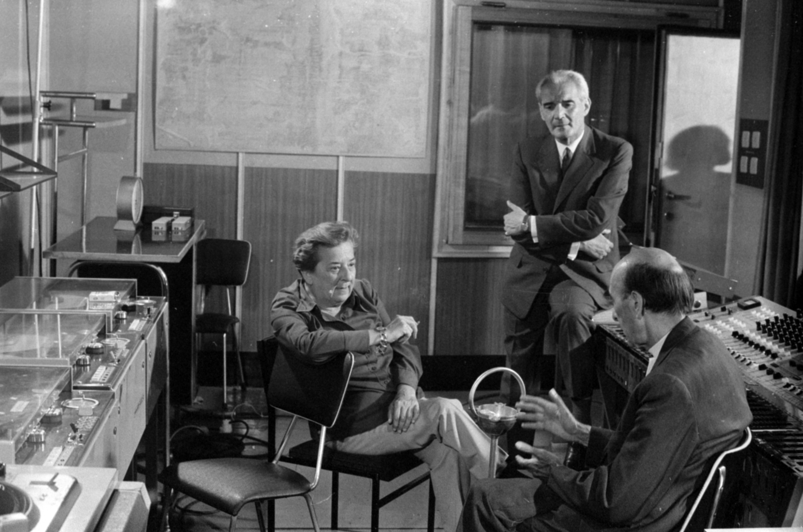 Hungary, Budapest VIII., a Magyar Rádió stúdiója a „Halló, itt Rádió” című, a Magyar Rádió 50 éves jubileumára készülő tévéfilm forgatásakor. Gobbi Hilda és Major Tamás színművészek, szemben Körmendi László bemondó., 1975, Szalay Zoltán, Budapest, Hungarian Radio, Fortepan #147061
