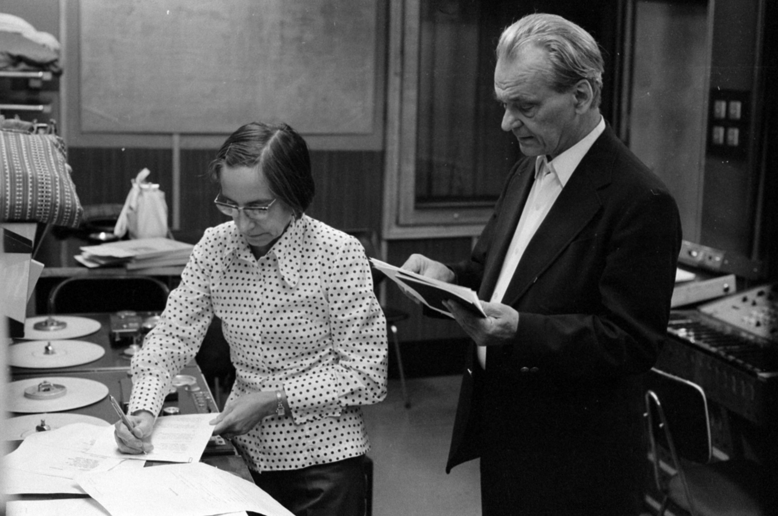 Hungary, Budapest VIII., a Magyar Rádió stúdiója, Manger Gabriella irodalmi szerkesztő és Keresztury Dezső író., 1975, Szalay Zoltán, Budapest, Hungarian Radio, Fortepan #147088